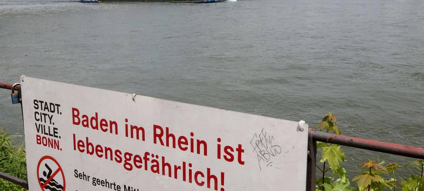 Bonn: Feuerwehr für Badeverbot im Rhein