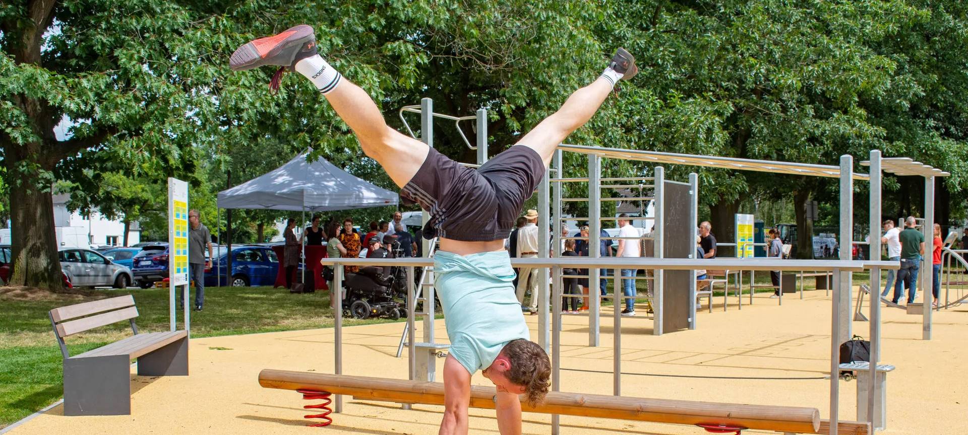 "Draußen aktiv" in Bonn: Schulungen an Outdoor-Fitnessgeräten