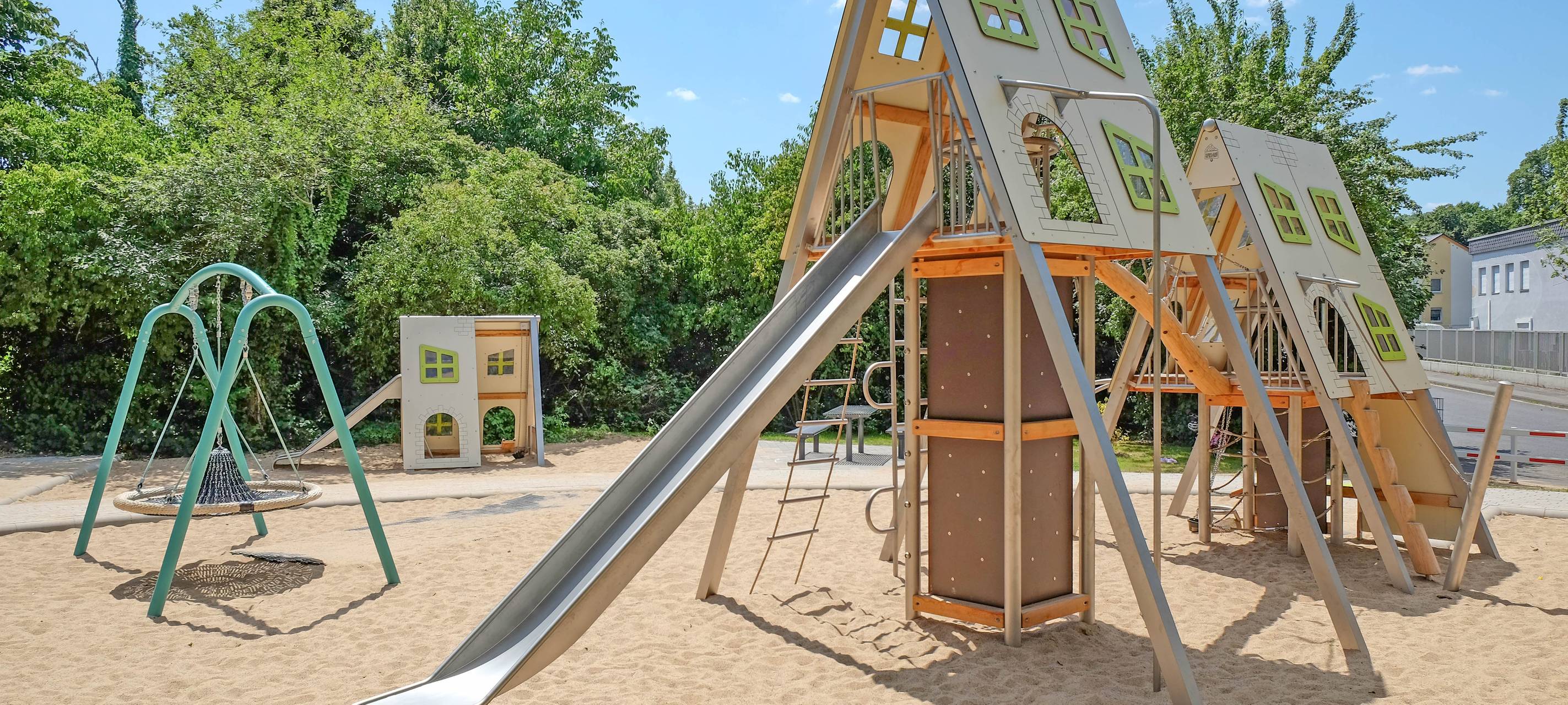 Neuer Spielplatz mit Blick auf den Drachenfels