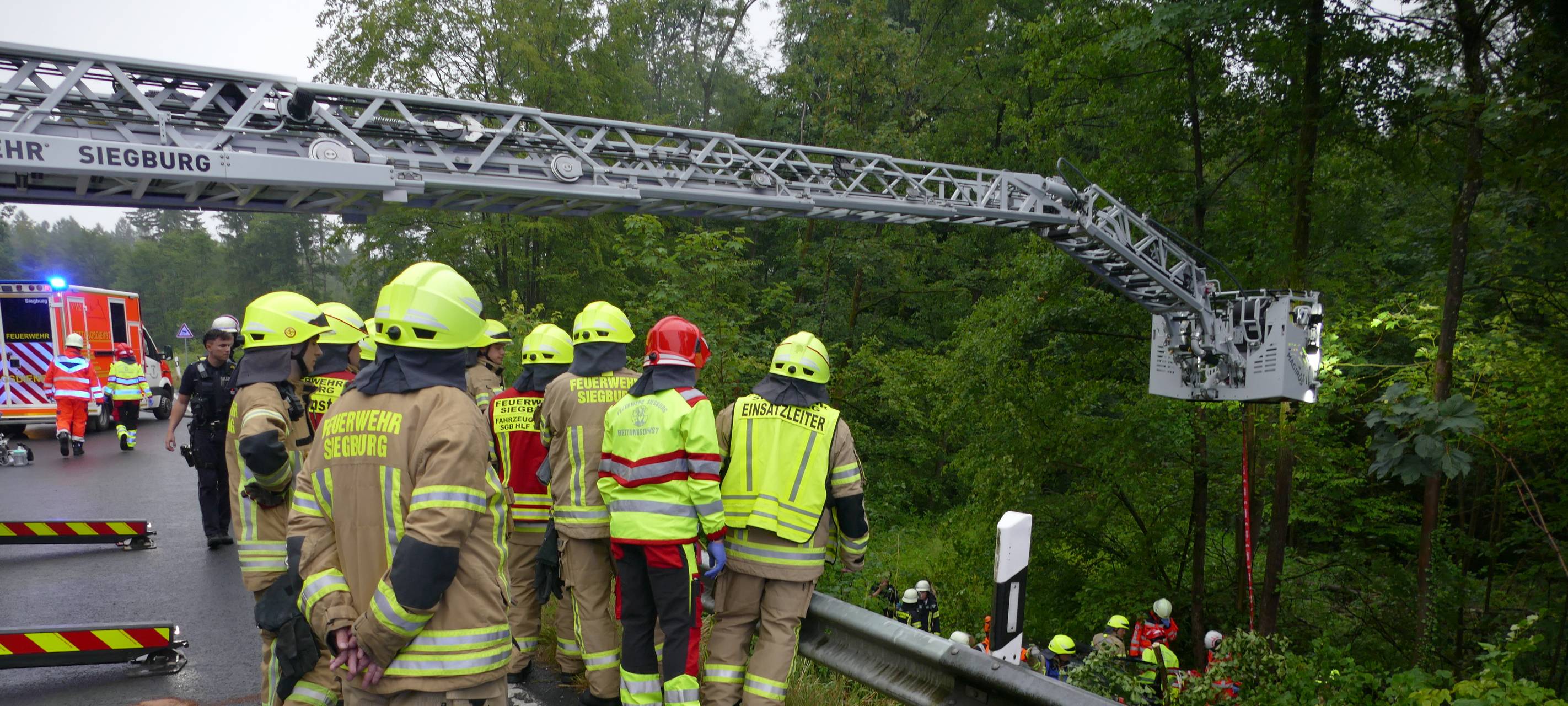 Siegburg-Stallberg: Pizzalieferant stürzt Böschung hinunter