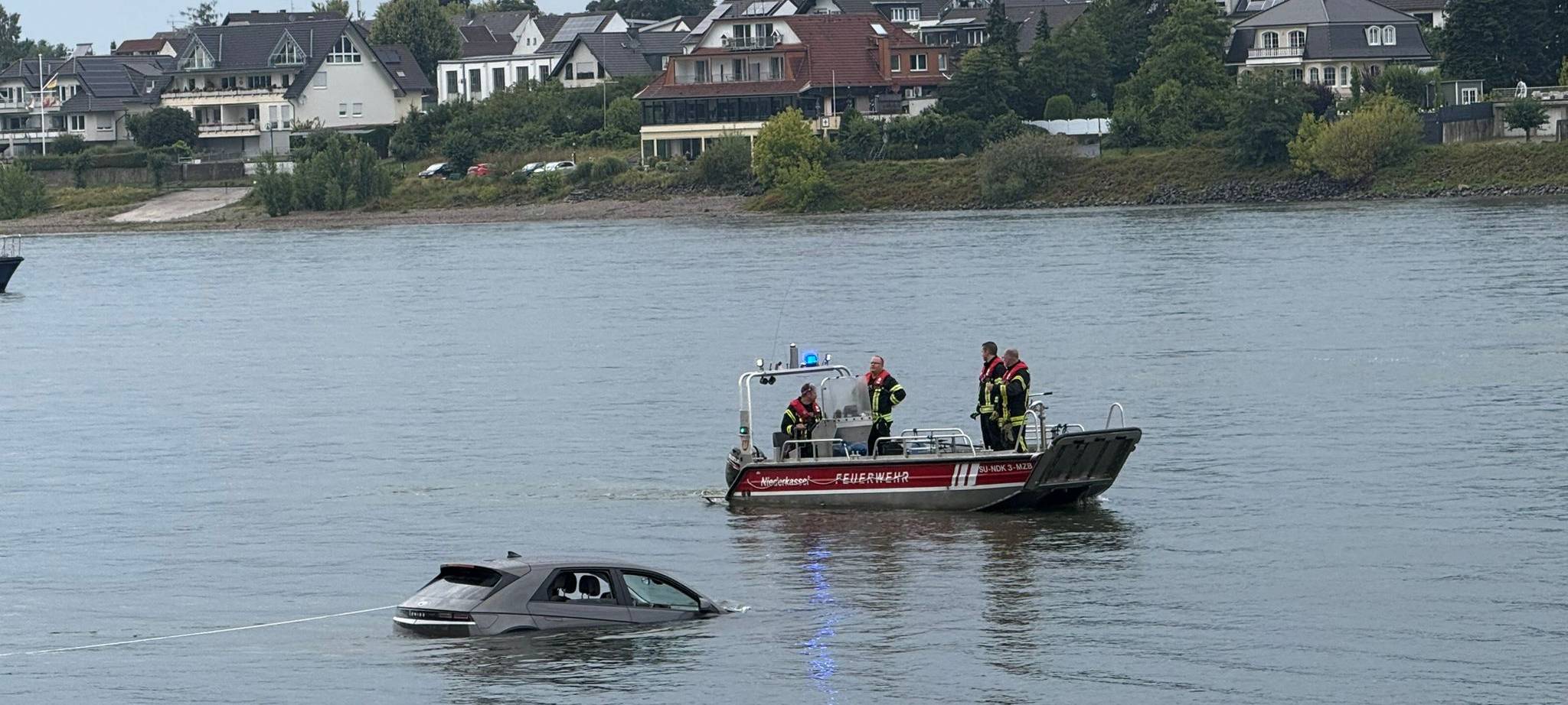 Feuerwehreinsatz bei Graurheindorf: Auto fährt in Rhein