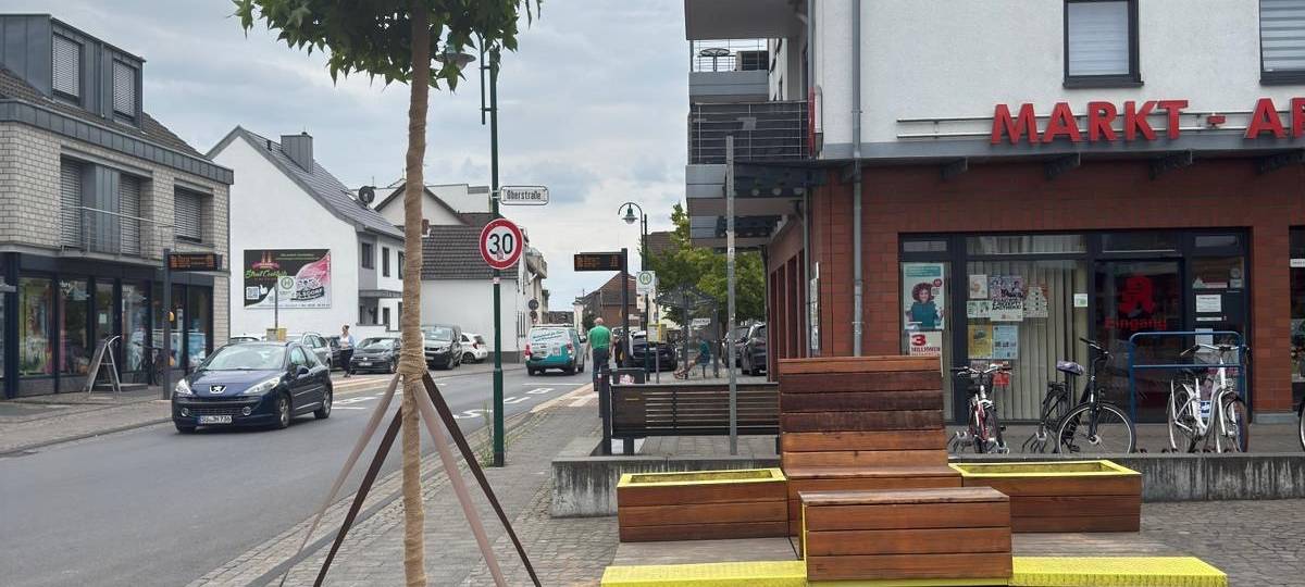 Der Marktplatz in Niederkassel-Rheidt ist möbliert