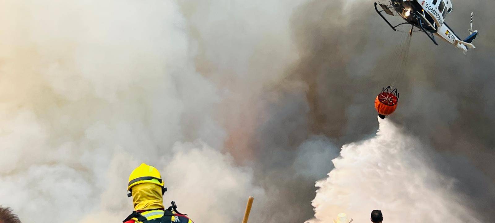 Feuerwehren von hier schützen Dorf in Nordspanien