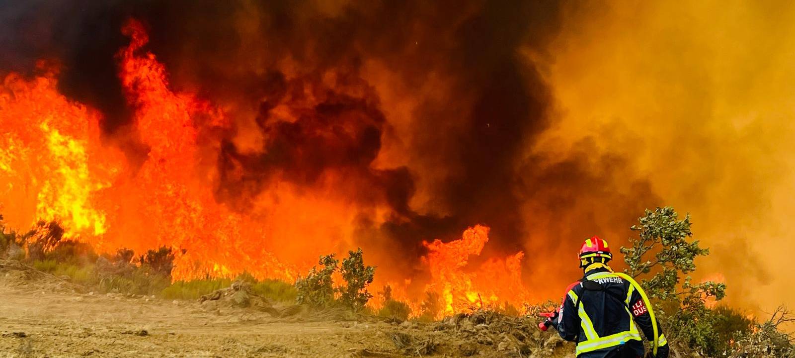 Feuerwehren von hier schützen Dorf in Nordspanien