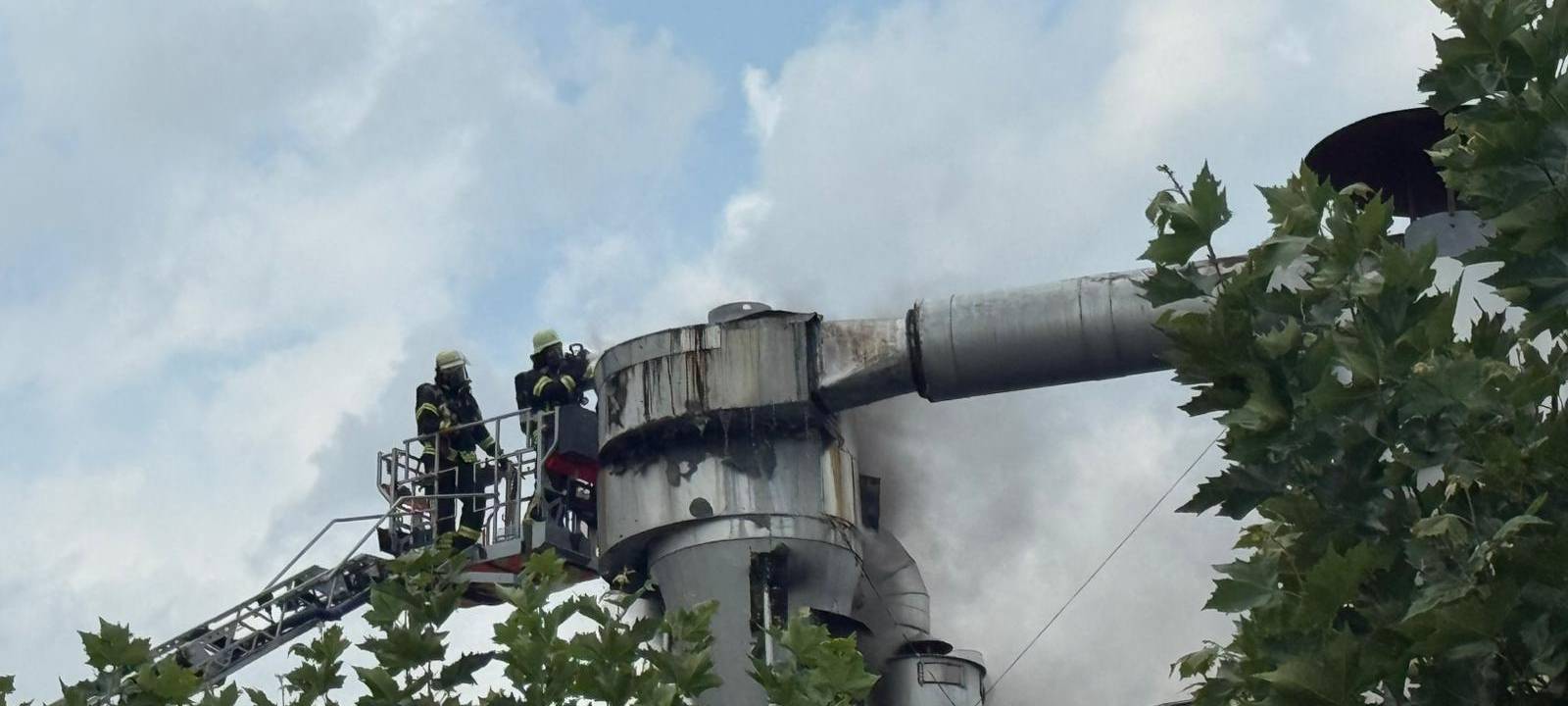 Großbrand in Kessko-Fabrik in Bonn-Beuel