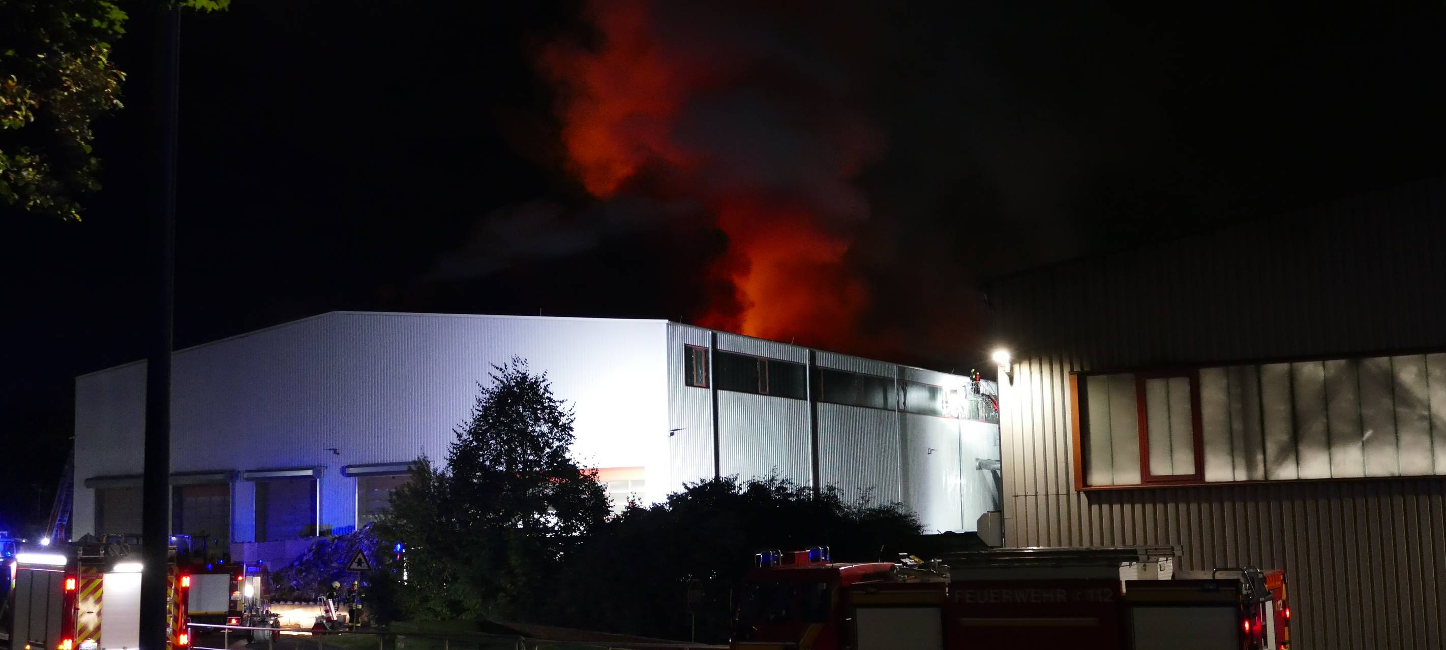 Großbrand bei der RSAG in Troisdorf: 200 Tonnen Sperrmüll in Flammen