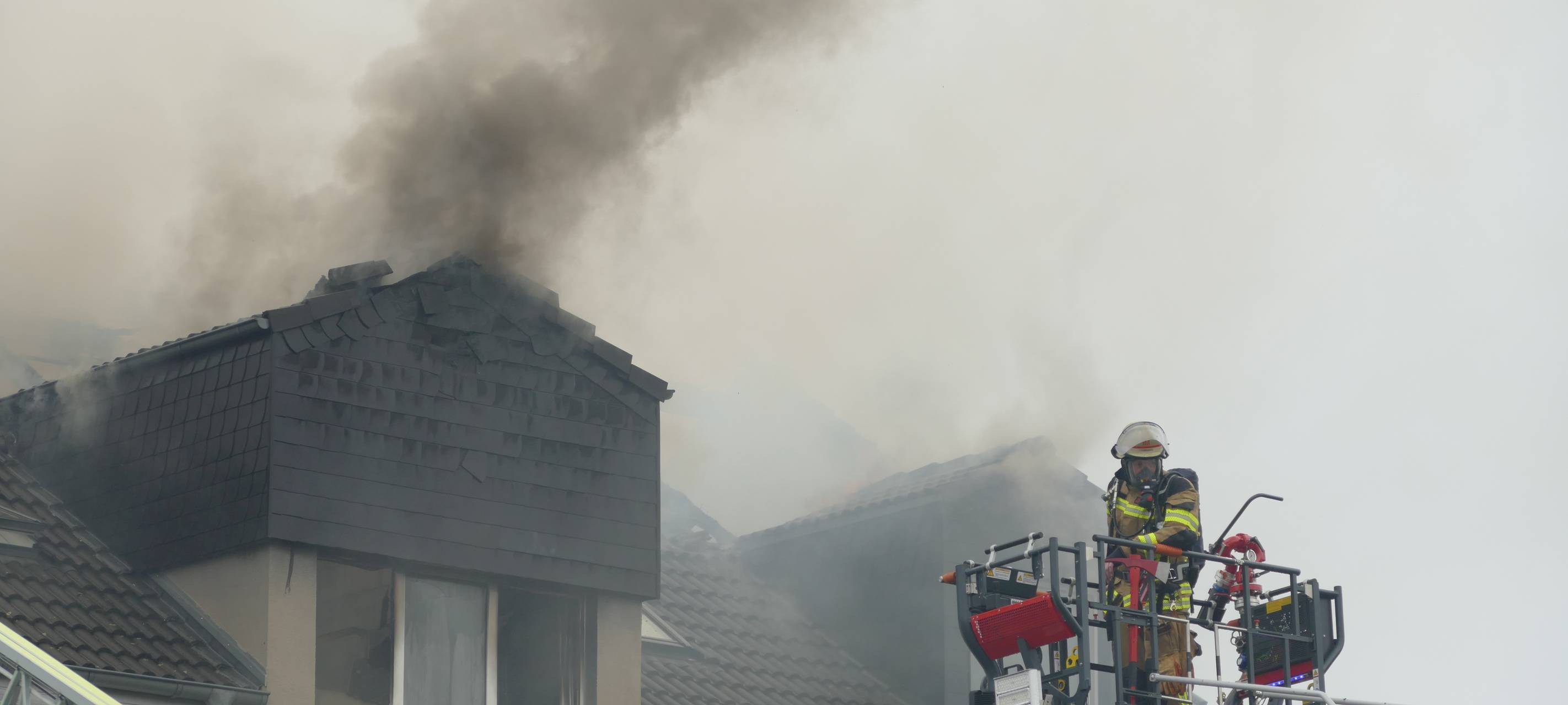 Ermittlungen nach Feuer in Bornheimer Mehrfamilienhaus