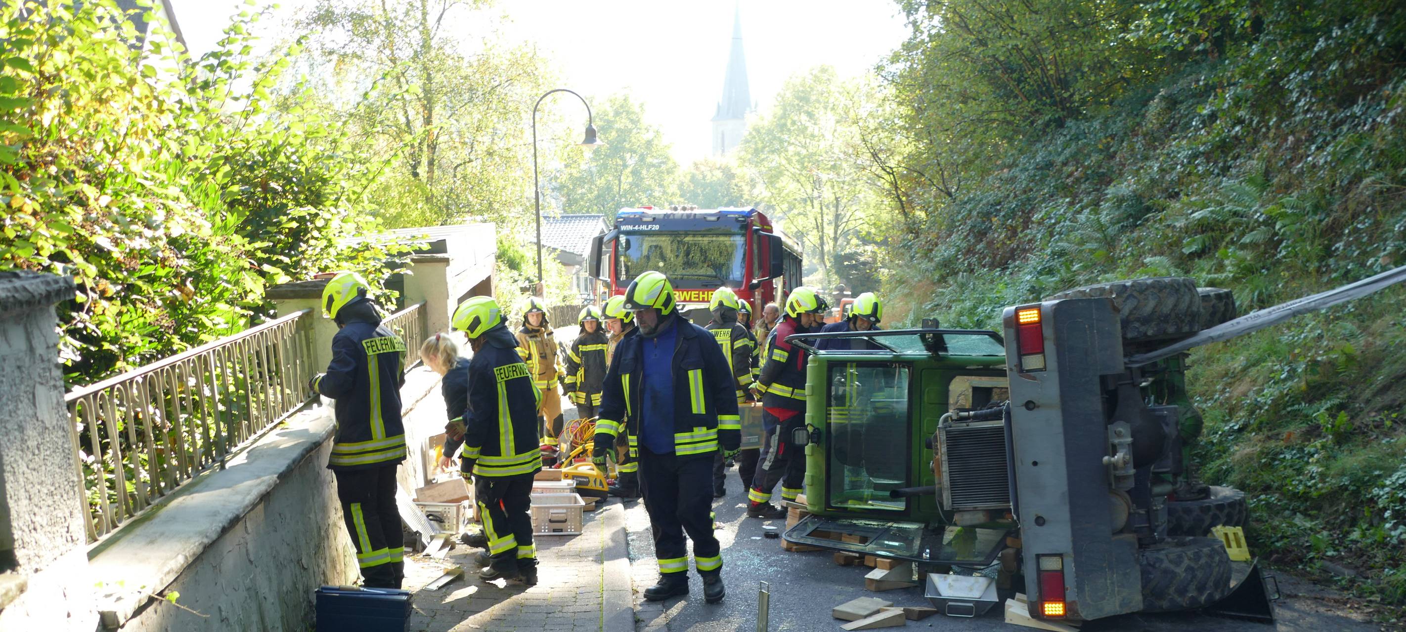 Windeck: Mann unter Radlader eingeklemmt