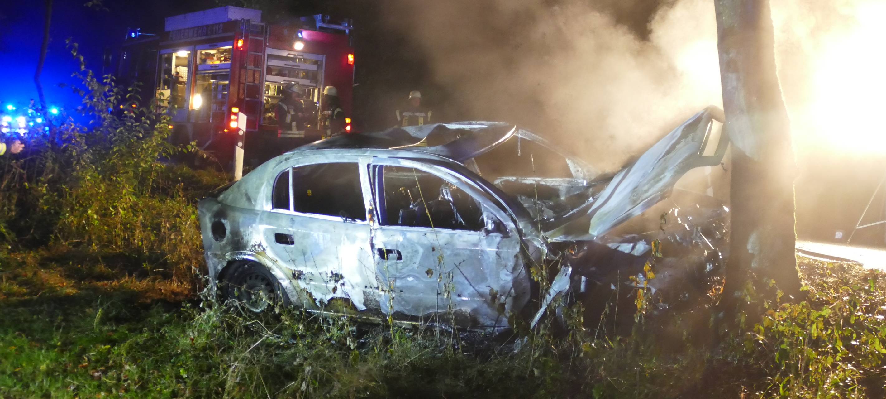 Zwei Verletzte: Auto in Ruppichteroth komplett ausgebrannt