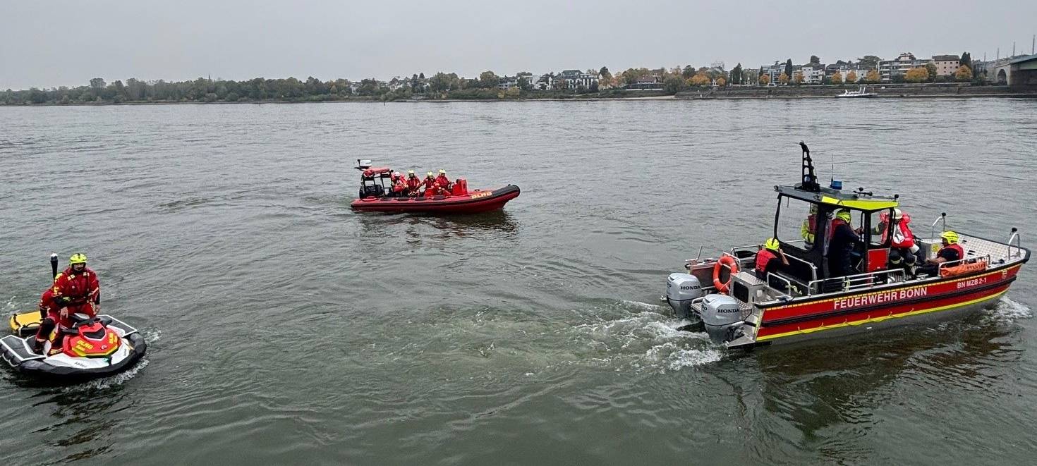 Bonner Feuerwehr rettet Mensch aus dem Rhein