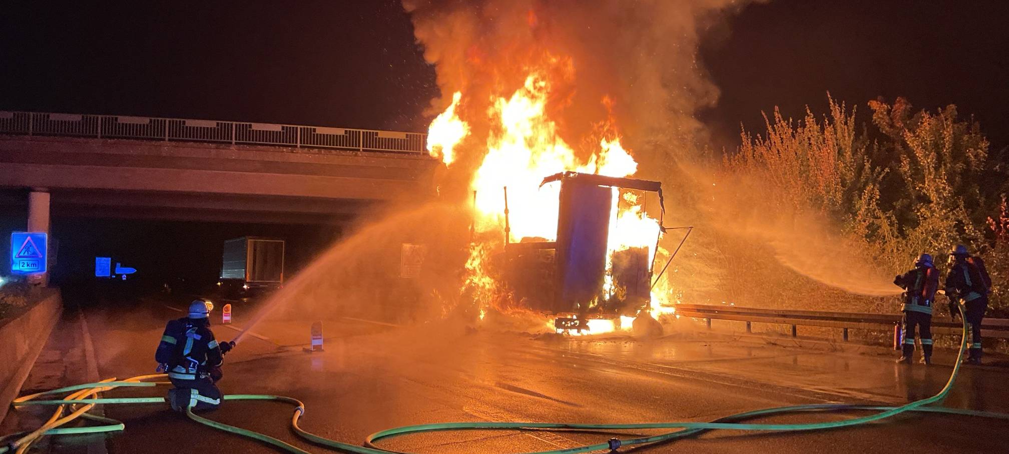 Bonn und Troisdorf im Einsatz: Brennender LKW auf der A59