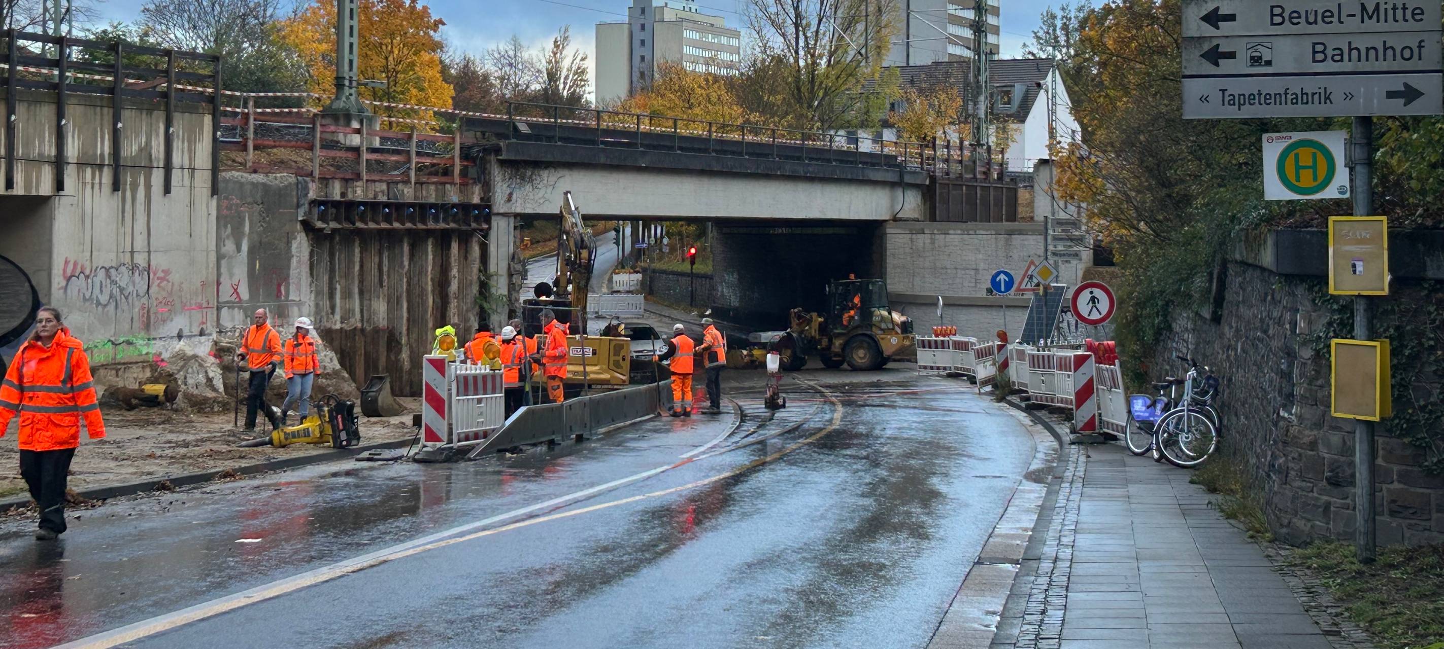 Wasserleitung am Bahnhof Bonn-Beuel repariert