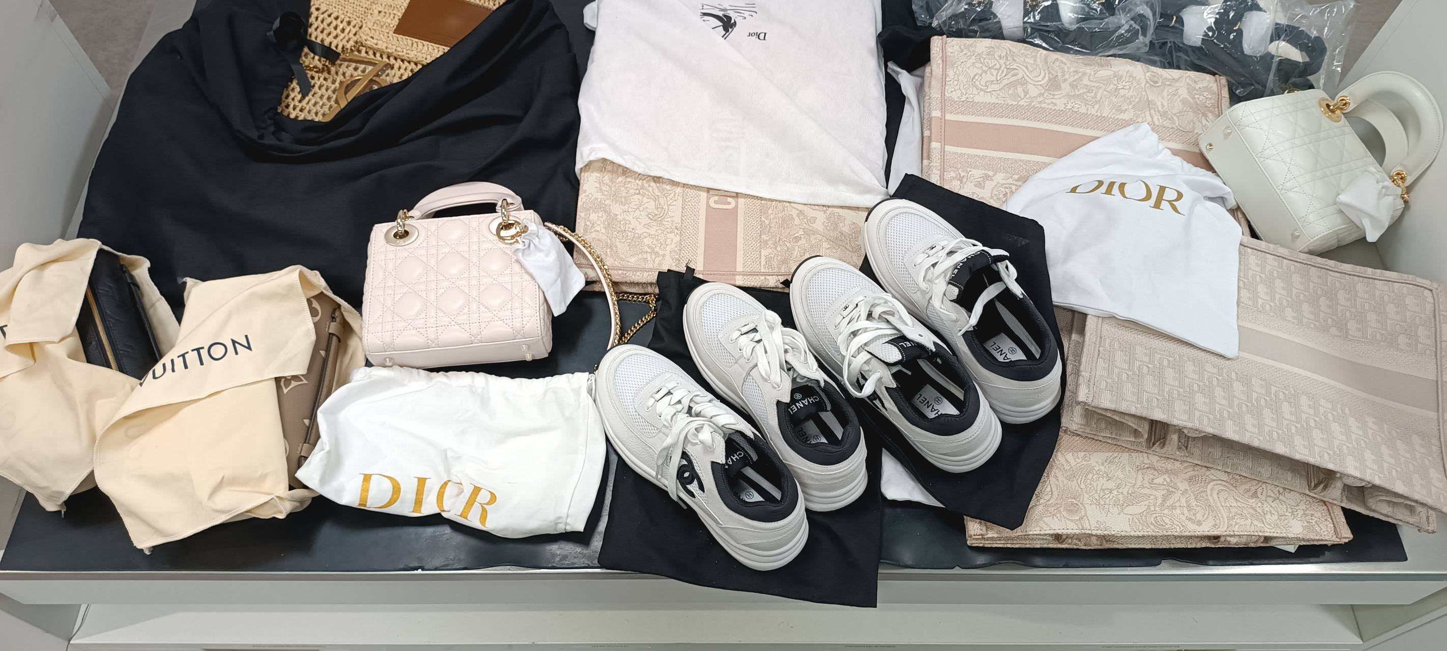 Köln/Bonn: Zoll vereitelt den Schmuggel von Luxustaschen und Designerschuhen