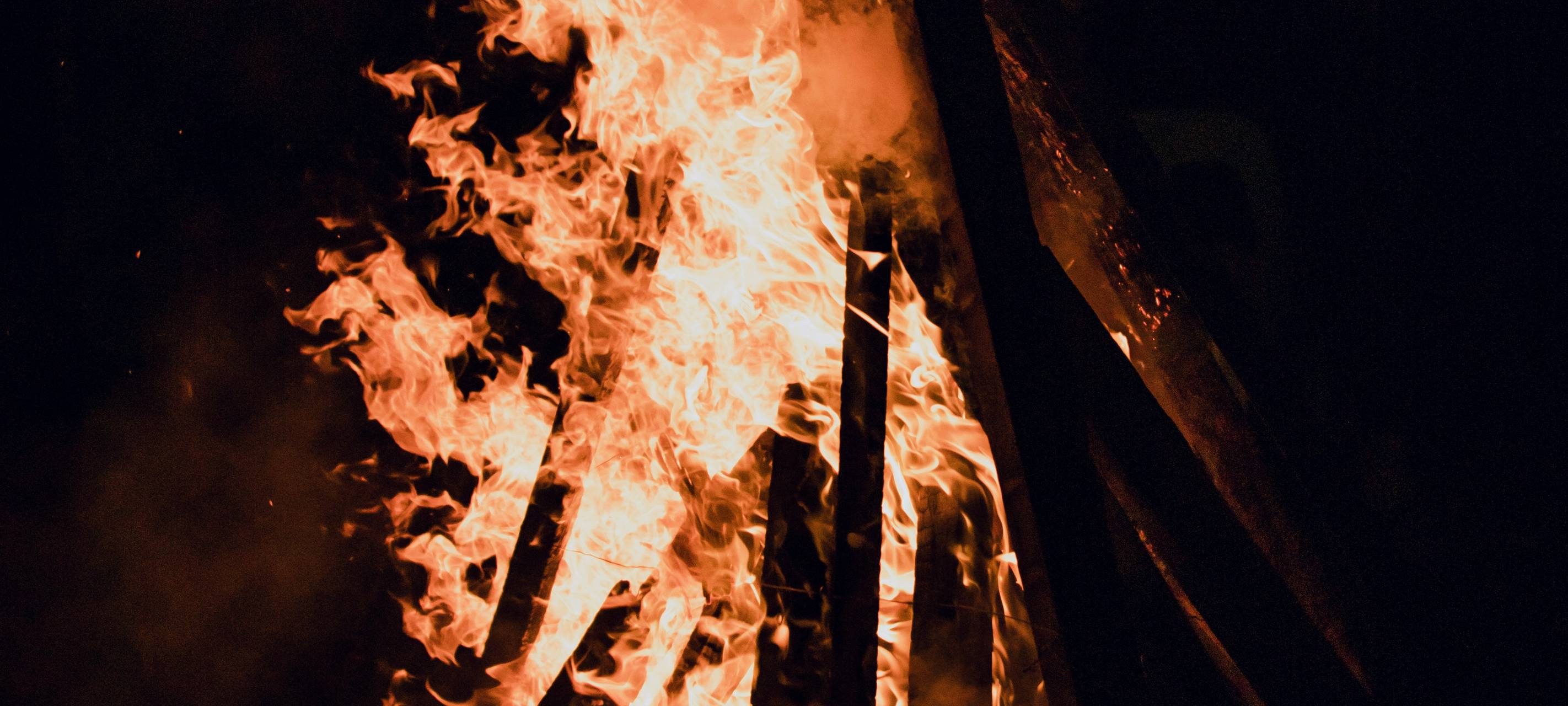 Bonn: Martinsumzug mit großem Feuer