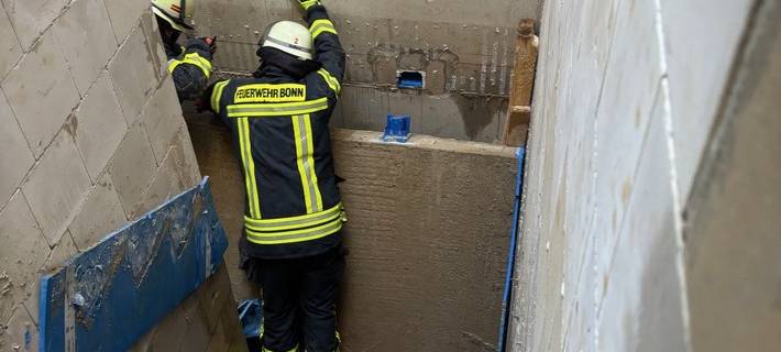 Bonn-Beuel: Bauarbeiter unter Betontreppe eingesperrt