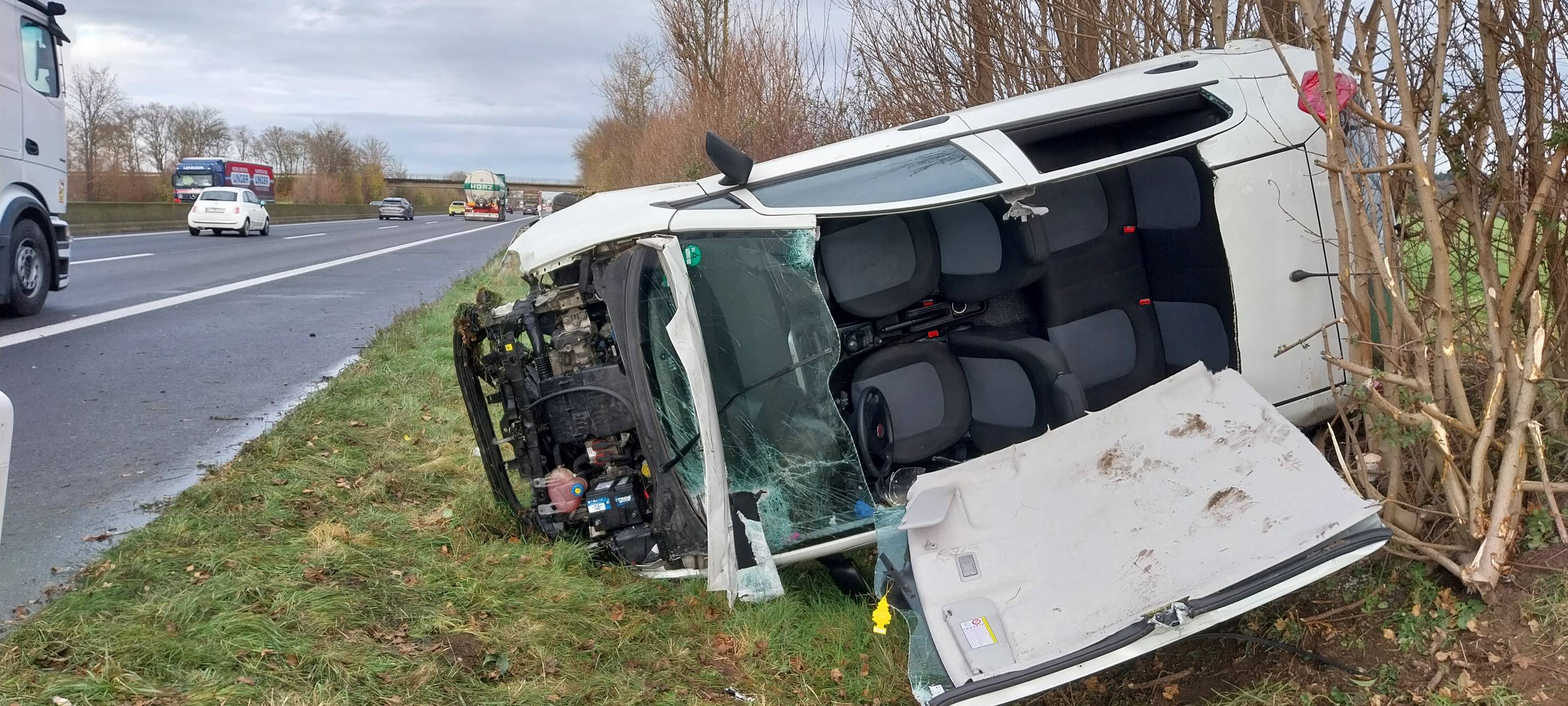 Dach aufgeschnitten: Unfall mit zwei Verletzten auf der A61 bei Swisttal