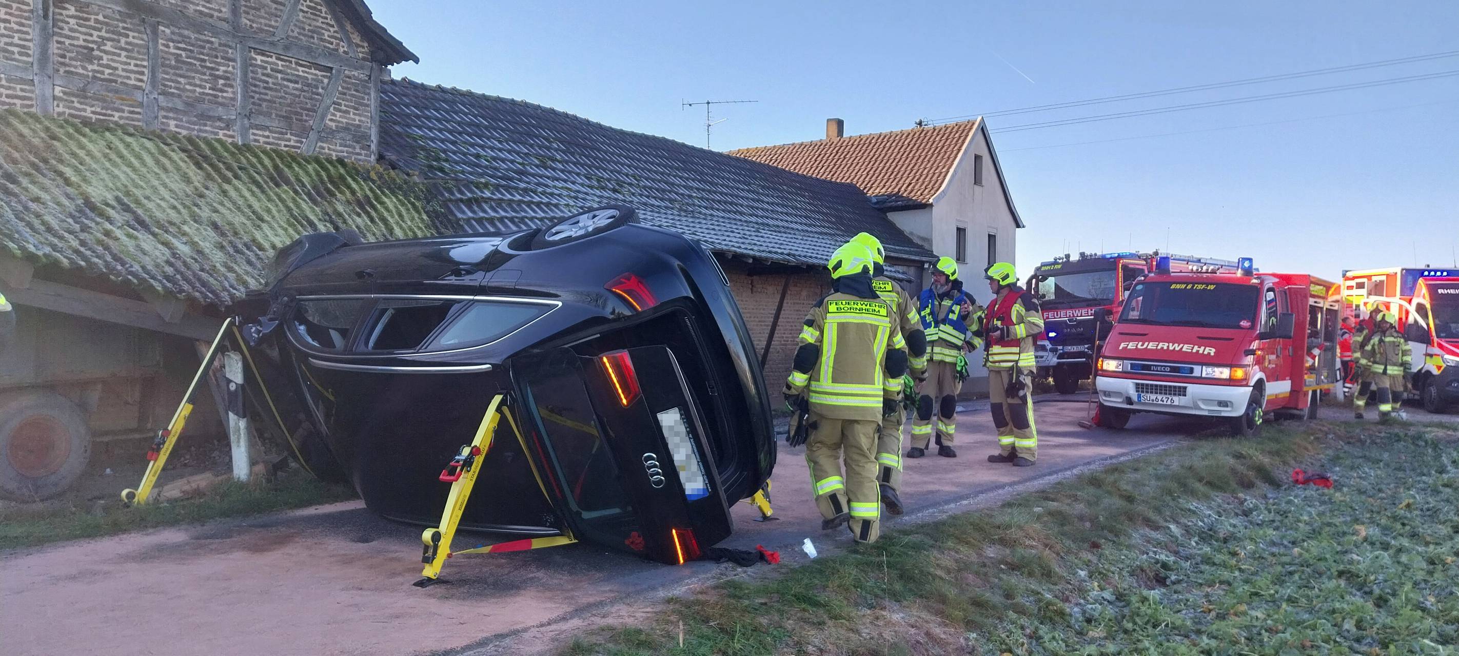 Bornheim: Glatteisunfall - Auto rutscht in Vordach