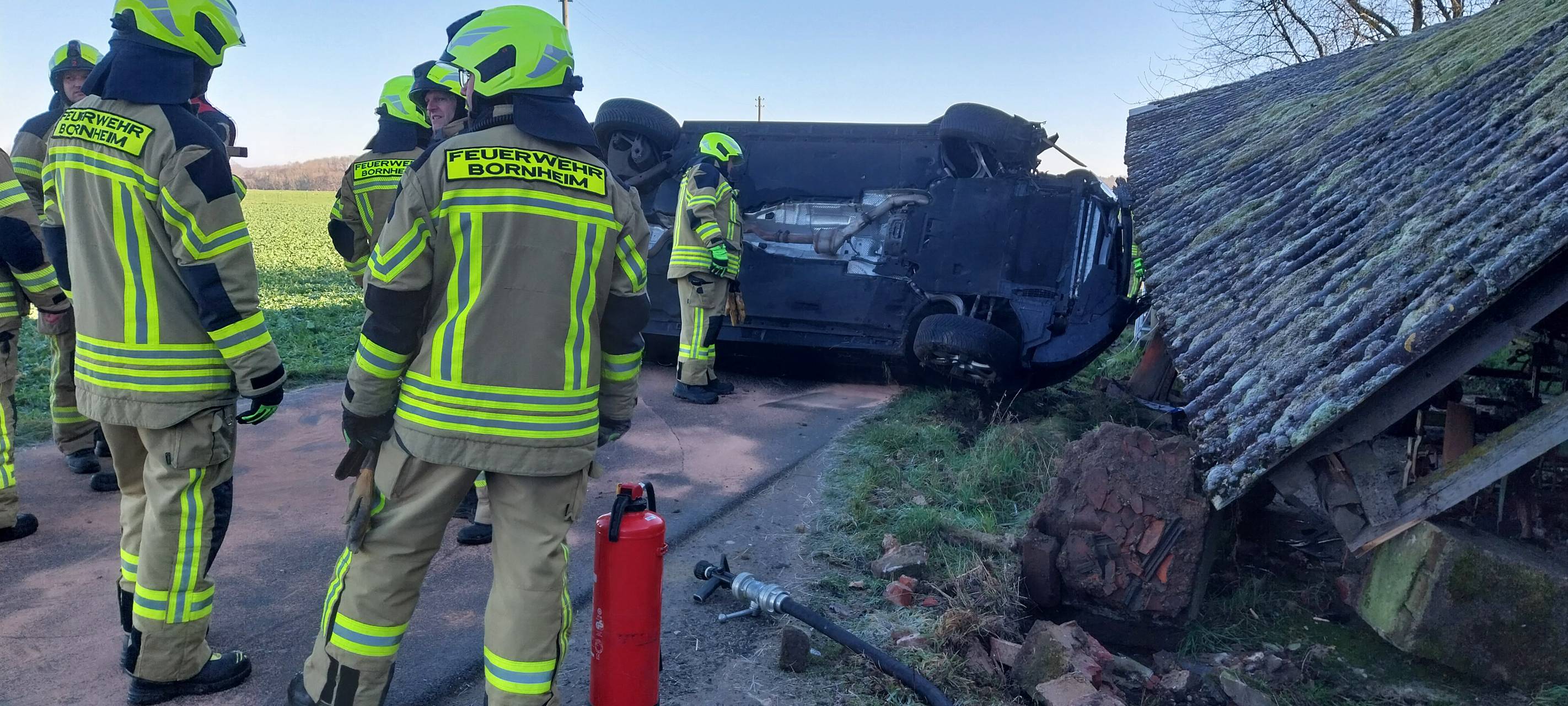 Bornheim: Glatteisunfall - Auto rutscht in Vordach