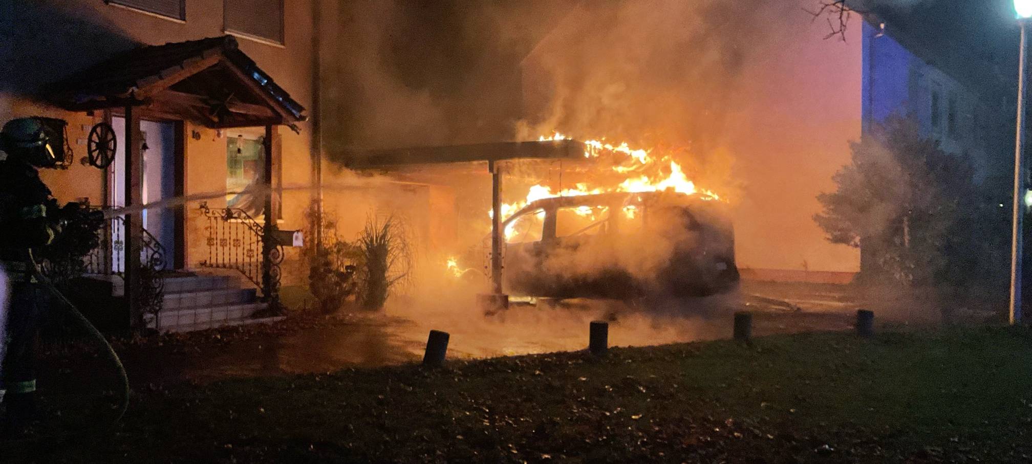 Camper und Carport in Bonn brennen