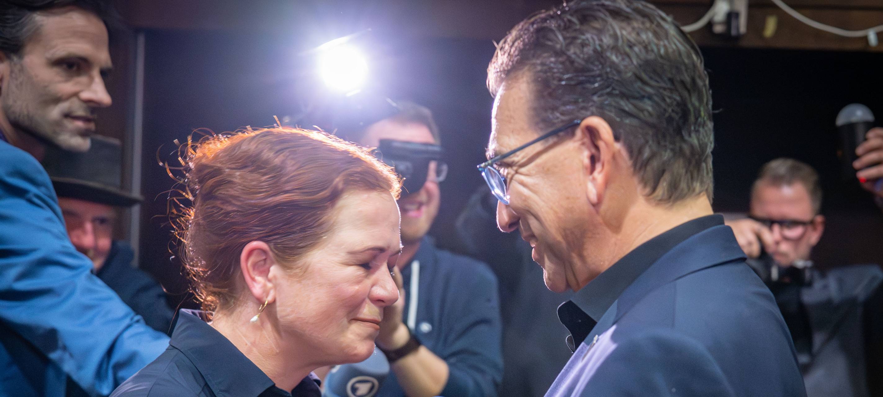 Katja Dörner gratuliert Guido Déus zu seinem Sieg nach der OB Strichwahl in Bonn.