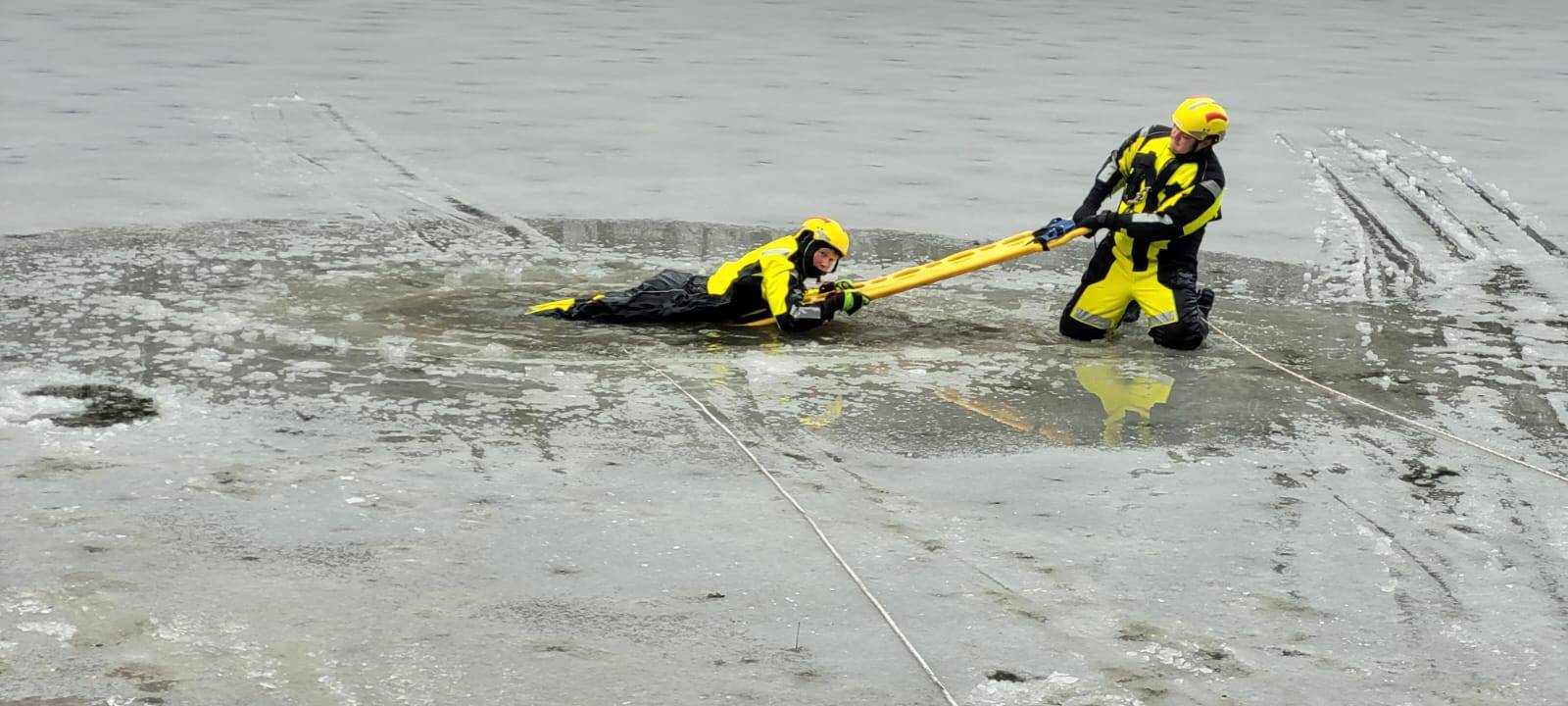 Hennef: Freiwillige Feuerwehr übt den Eis-Einsatz