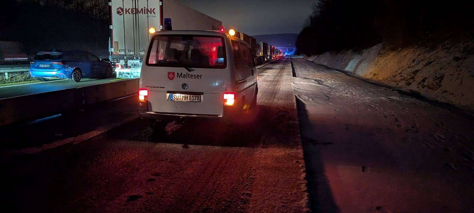 A3: Malteser und DRK verteilten Decken und heiße Getränke