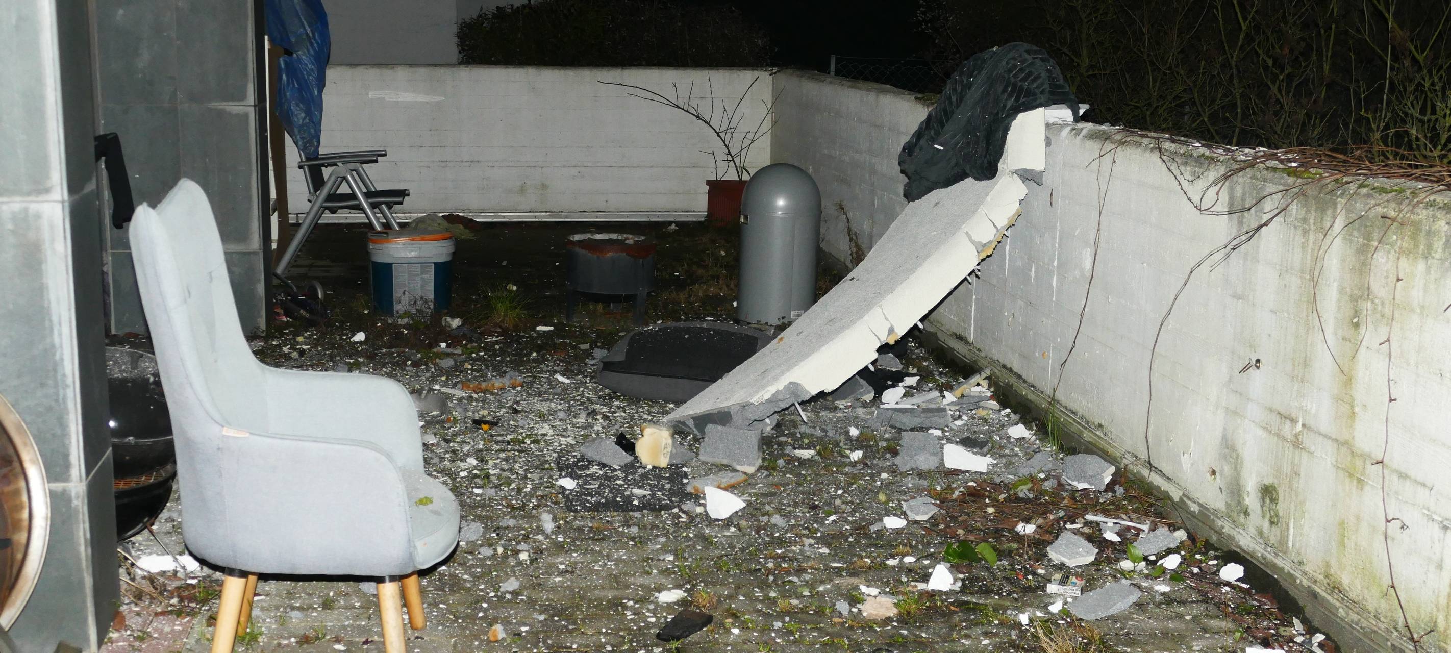 Trümmer nach Explosion in Wohnung