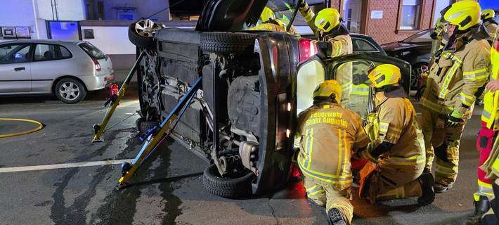 Sankt Augustin: Feuerwehr befreit Frau aus Unfallwagen
