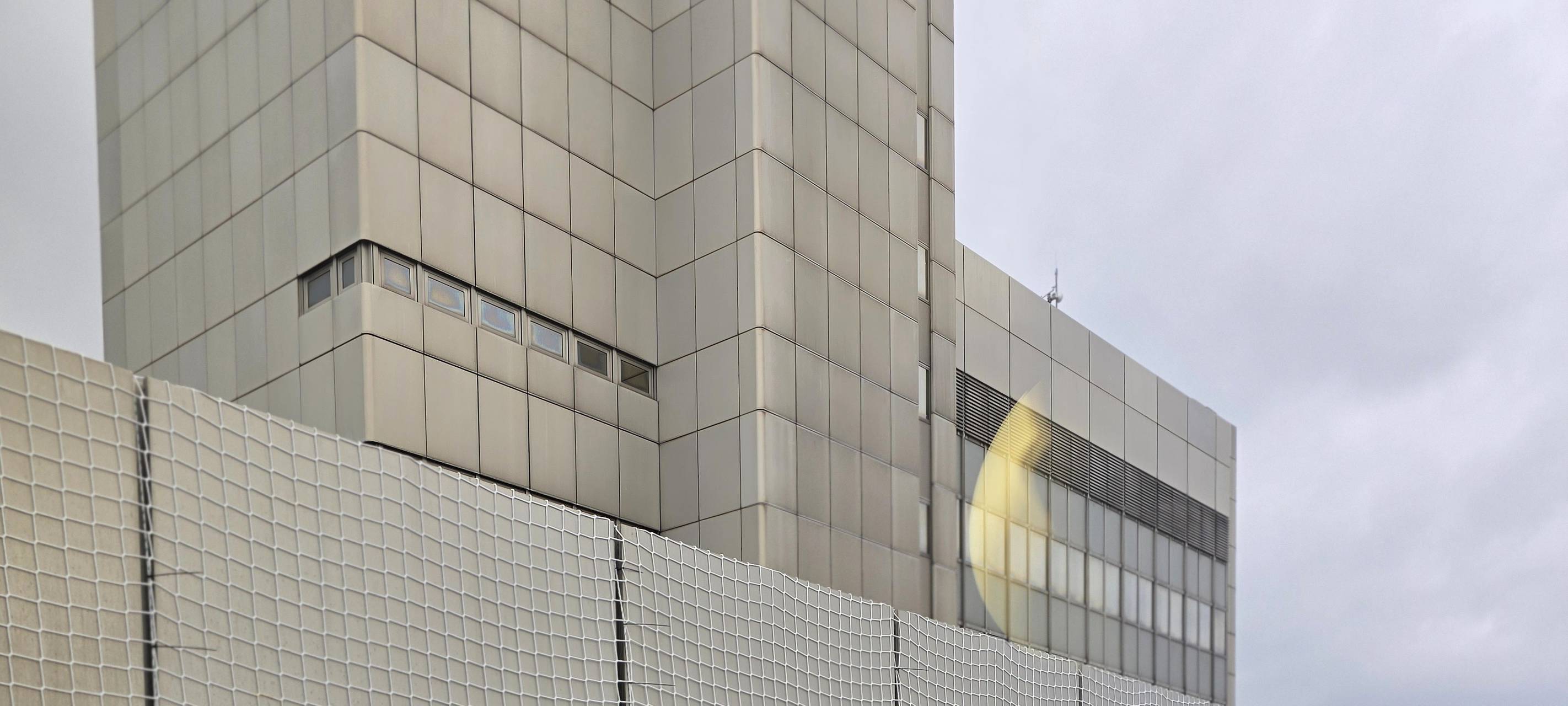 Fassadensicherung: Am Bonner Stadthaus werden Netze gespannt