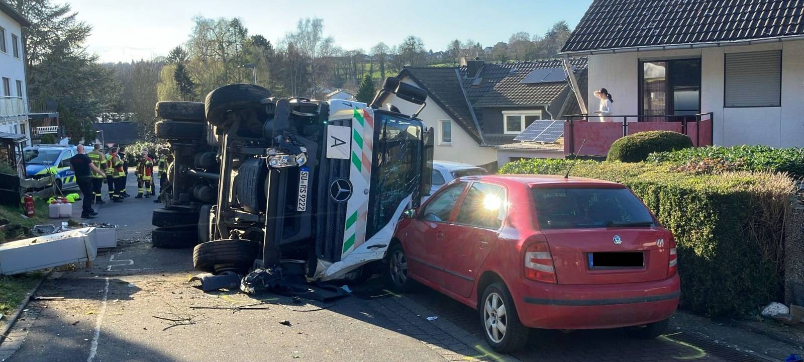 Wachtberg: Müllwagen überschlägt sich, zwei Verletzte