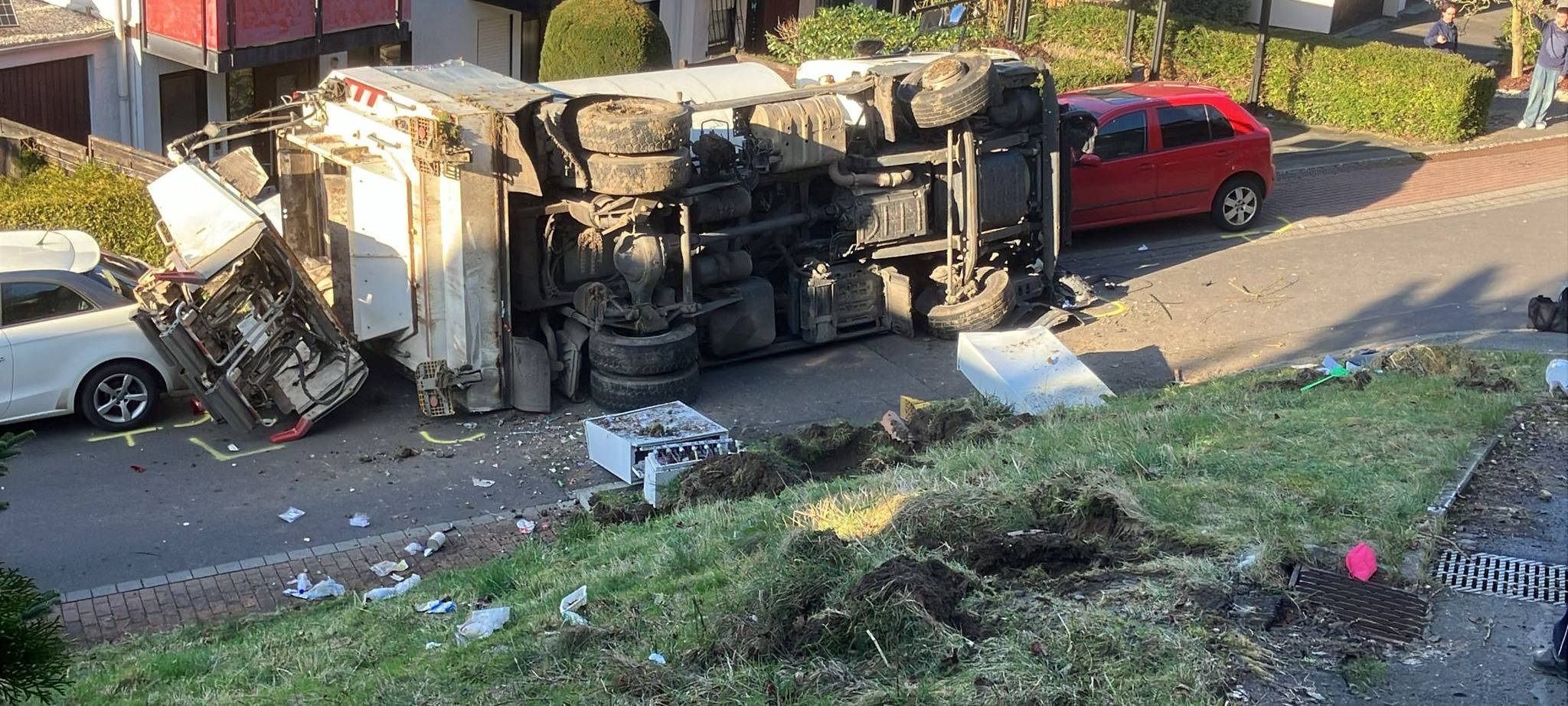 Wachtberg: Müllwagen überschlägt sich, zwei Verletzte