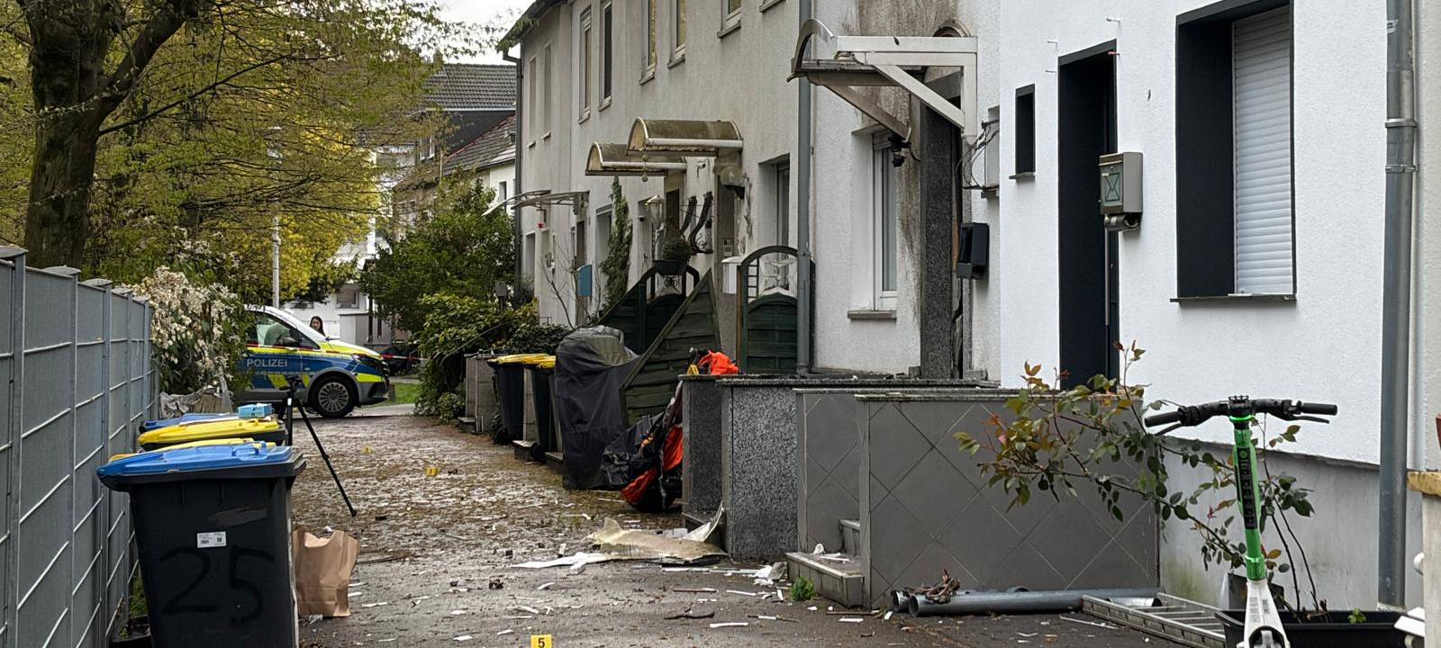 Explosion vor Bonner Reihenhaus - Fassade beschädigt