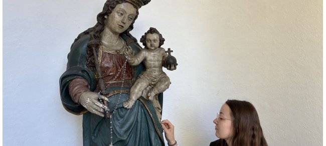 Ehrenamtlich: Studentin restauriert Siegburger Marienfigur
