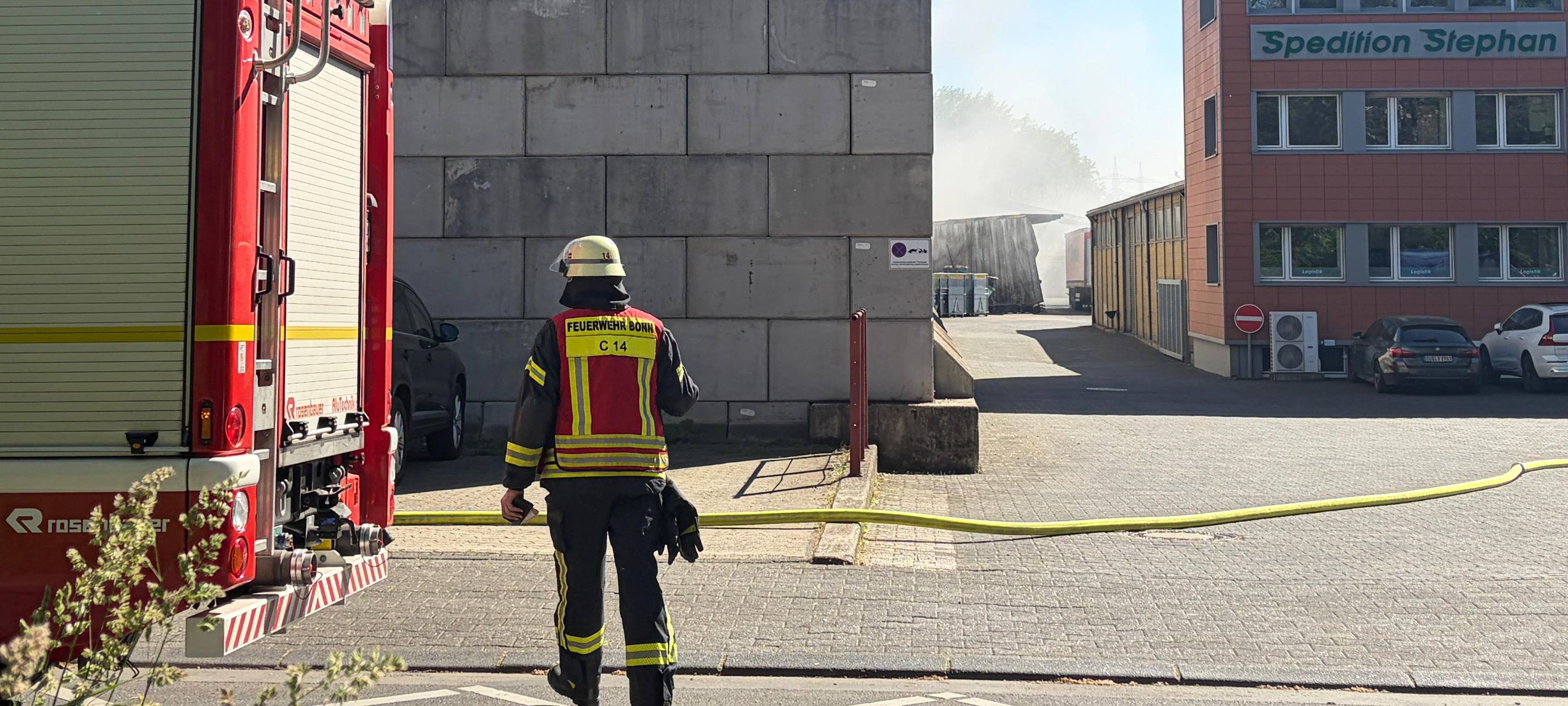 Metallschrott brennt: Großeinsatz in Bonn-Tannenbusch