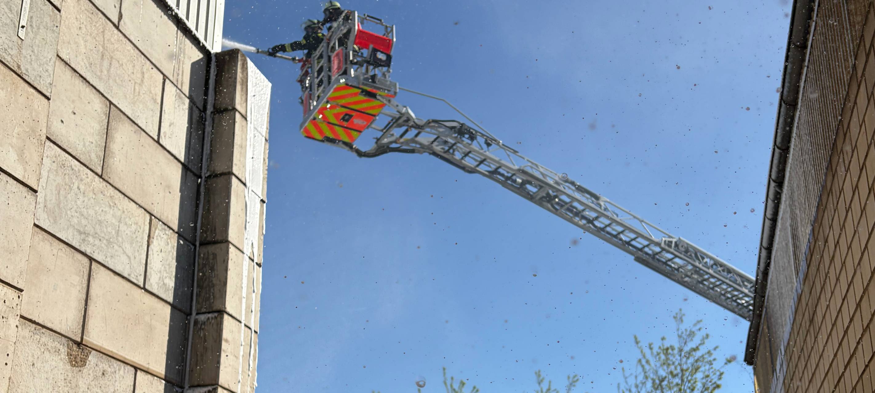Metallschrott brennt: Großeinsatz in Bonn-Tannenbusch