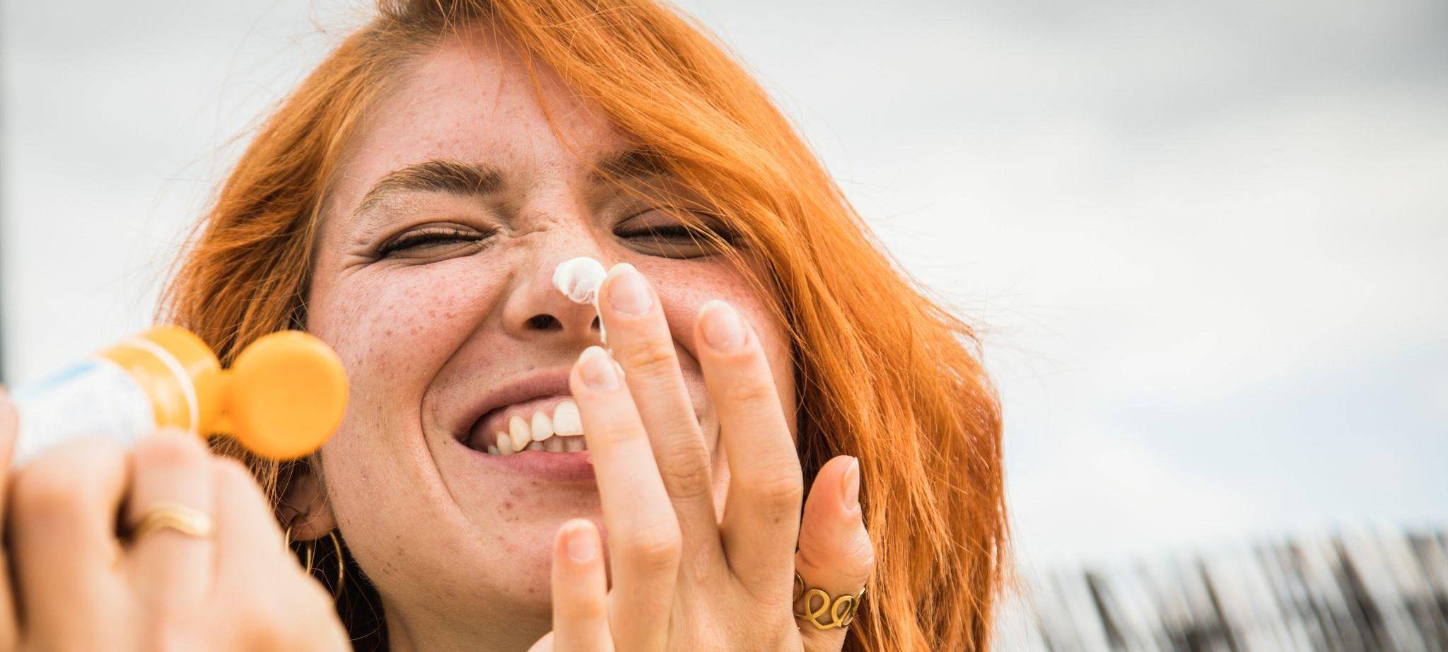 Eine Frau trägt Sonnencreme auf