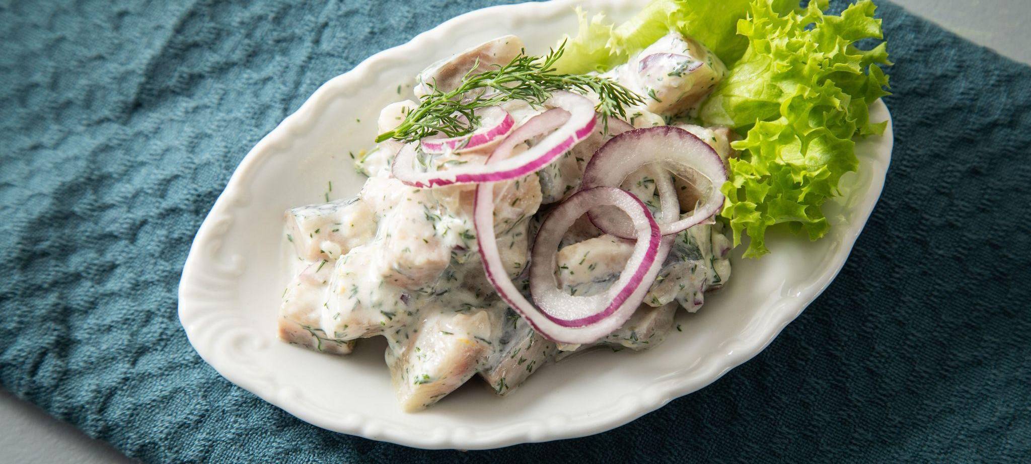 Heringsalat mit Zwiebeln und Sahnesoße