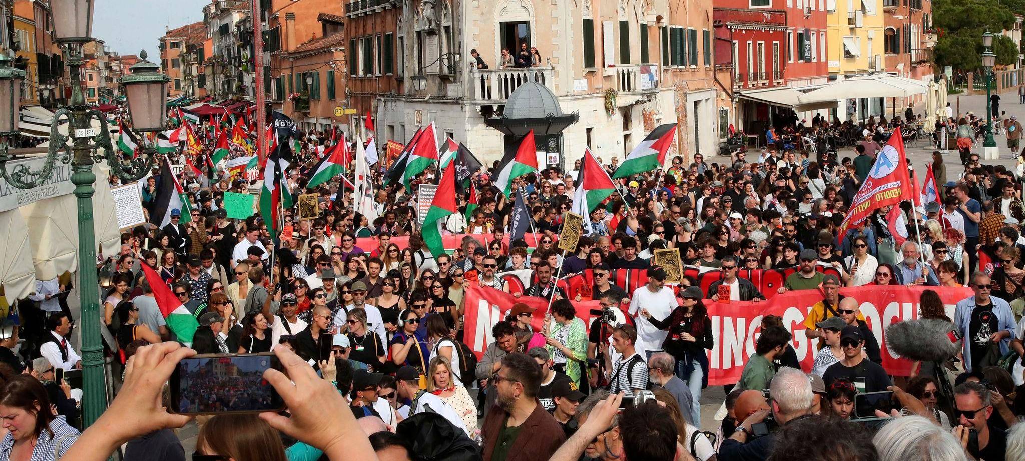 Demonstranten protestieren gegen Israels Biennale-Teilnahme