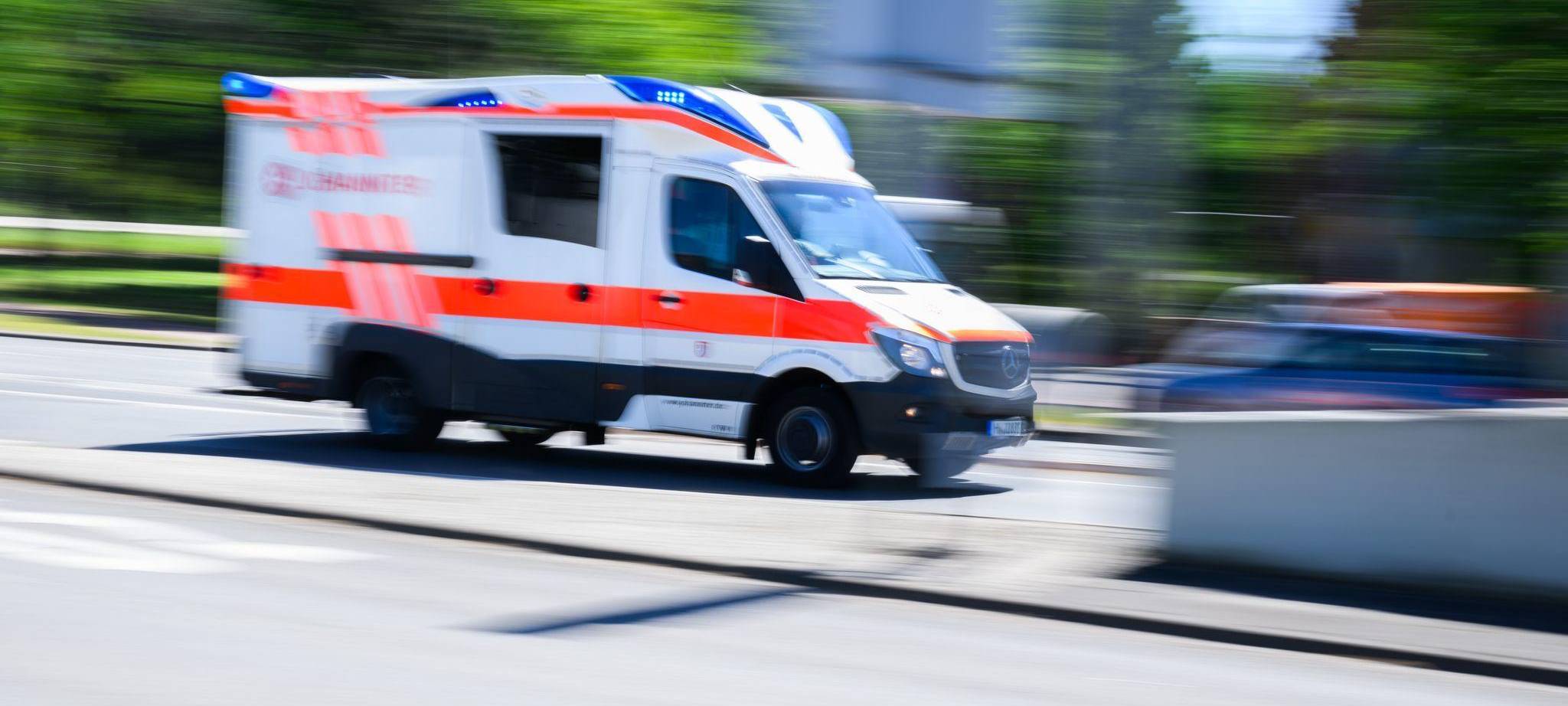 Rettungswagen fährt zur Notaufnahme