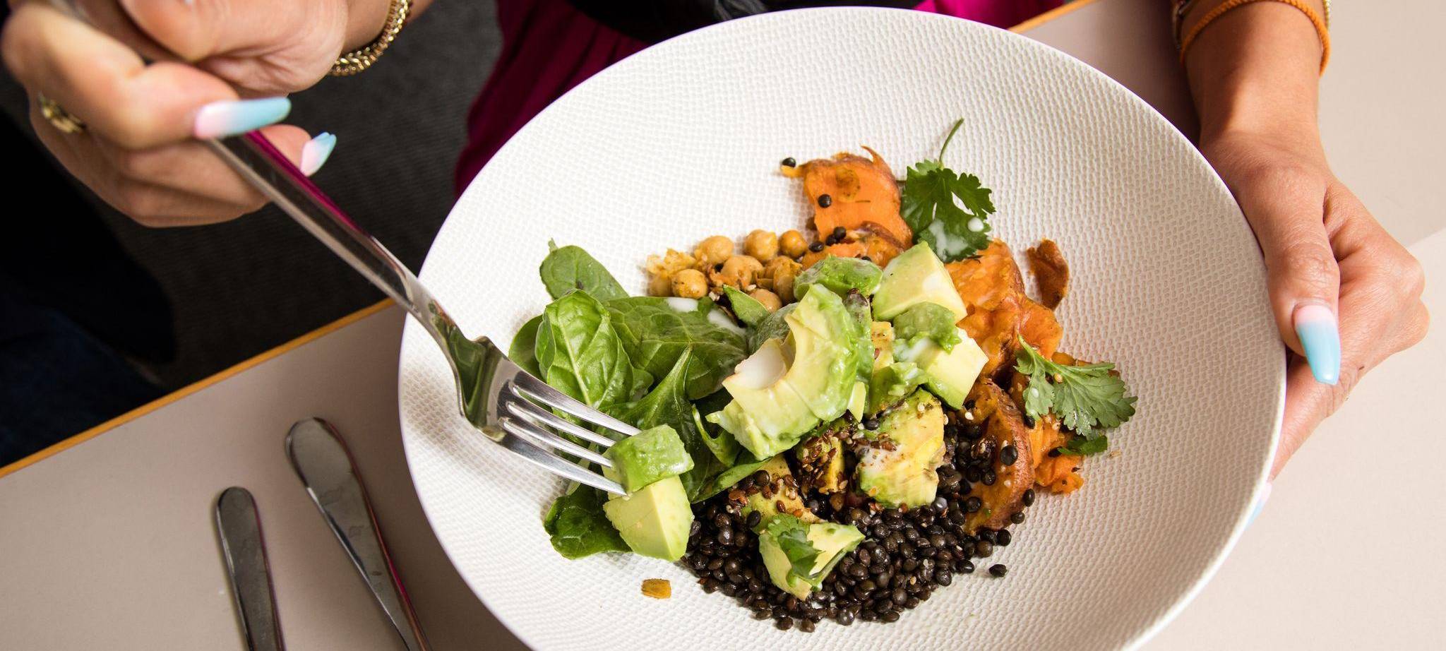 Bowl mit Belugalinsen, Avocado, Spinat, Leinsamen und Sesam