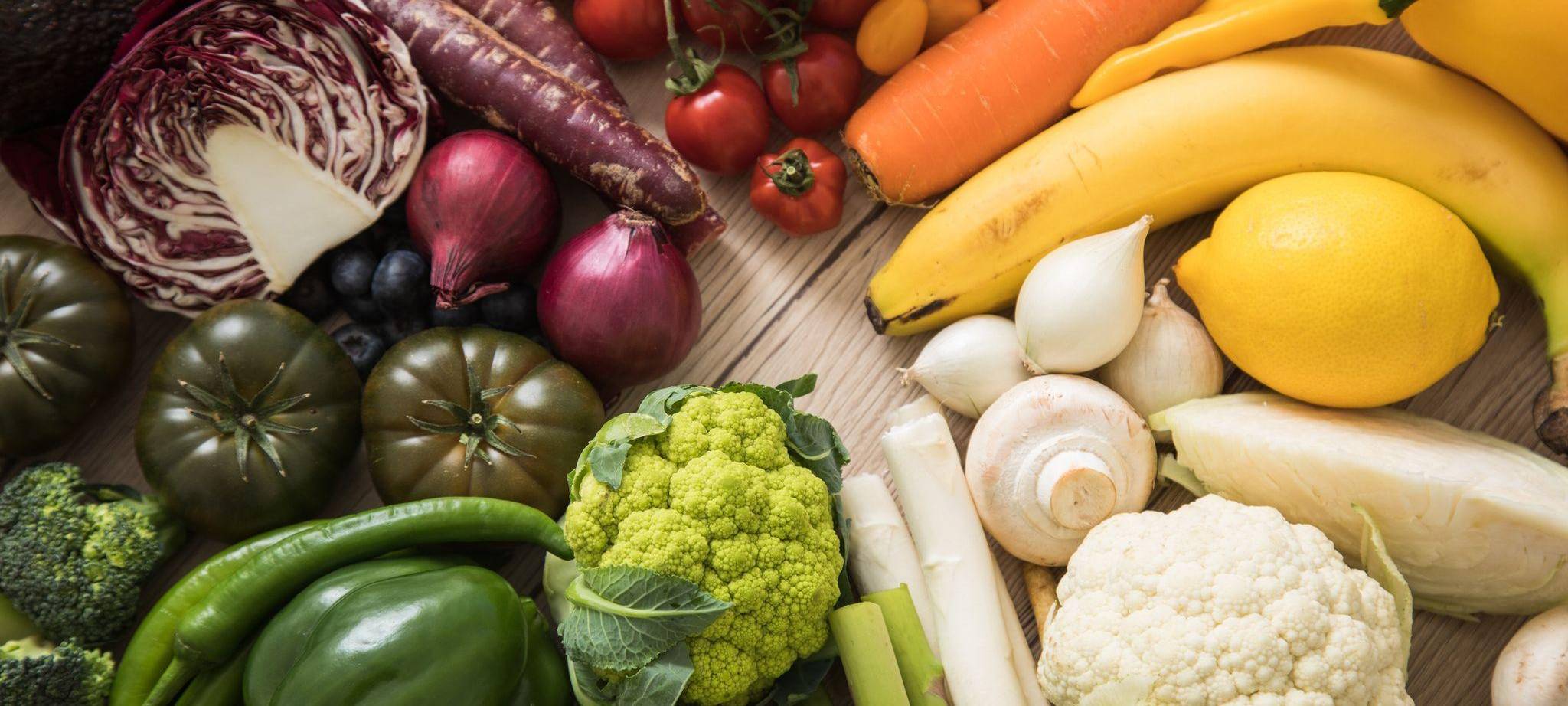 Nach Farben sortiertes Obst und Gemüse