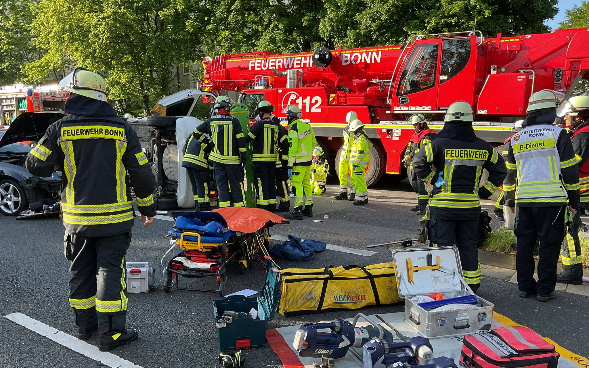 Bonn-Medinghoven: Drei Menschen aus Auto gerettet