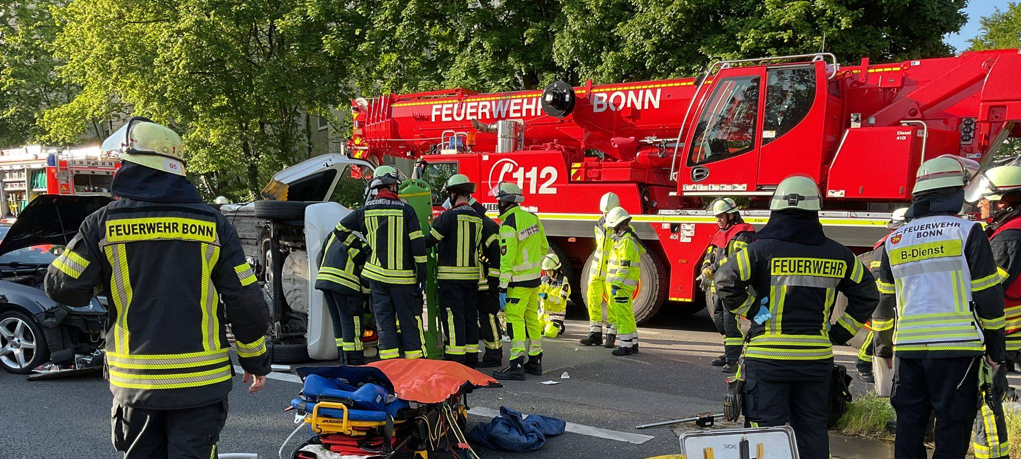 Bonn-Medinghoven: Drei Menschen aus Auto gerettet