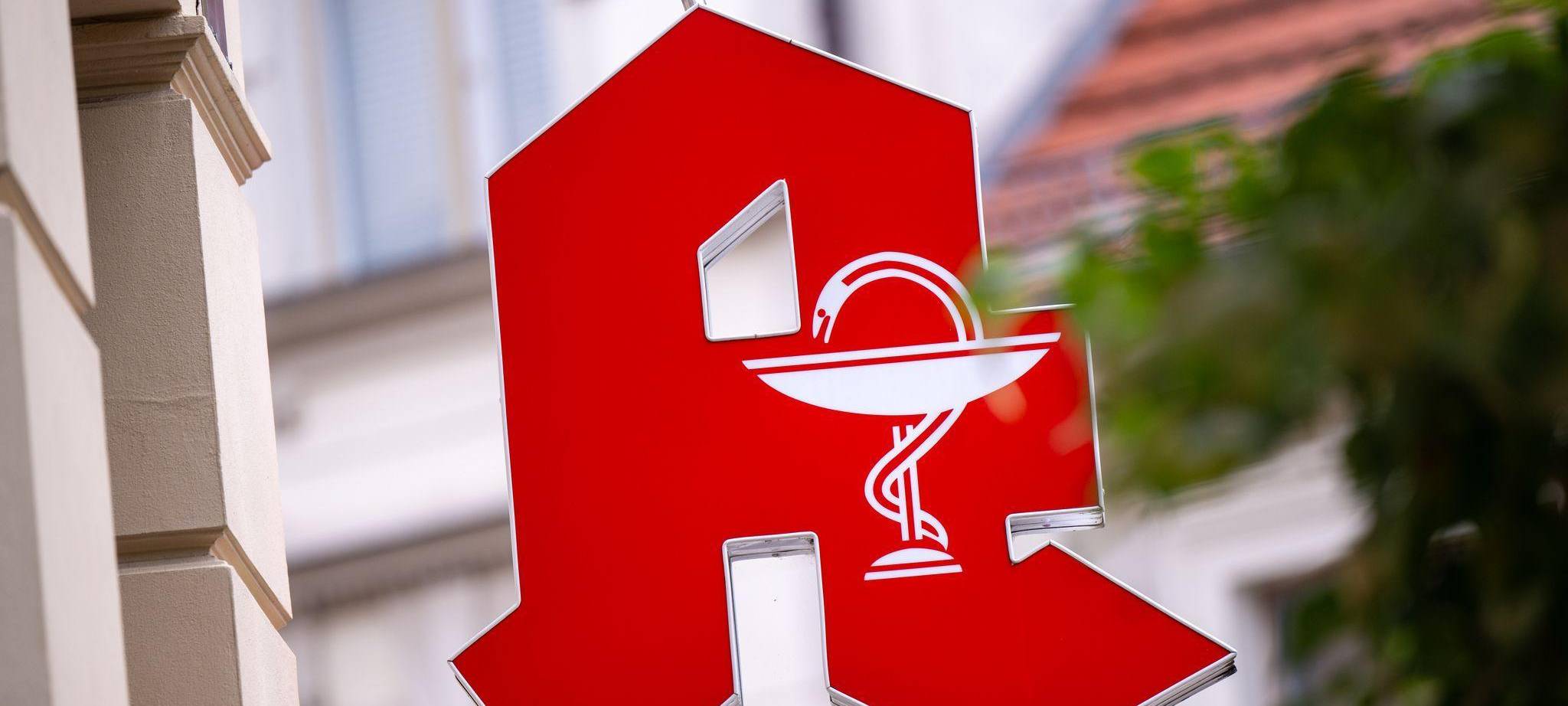 Ein Schild mit dem Apotheken-Logo