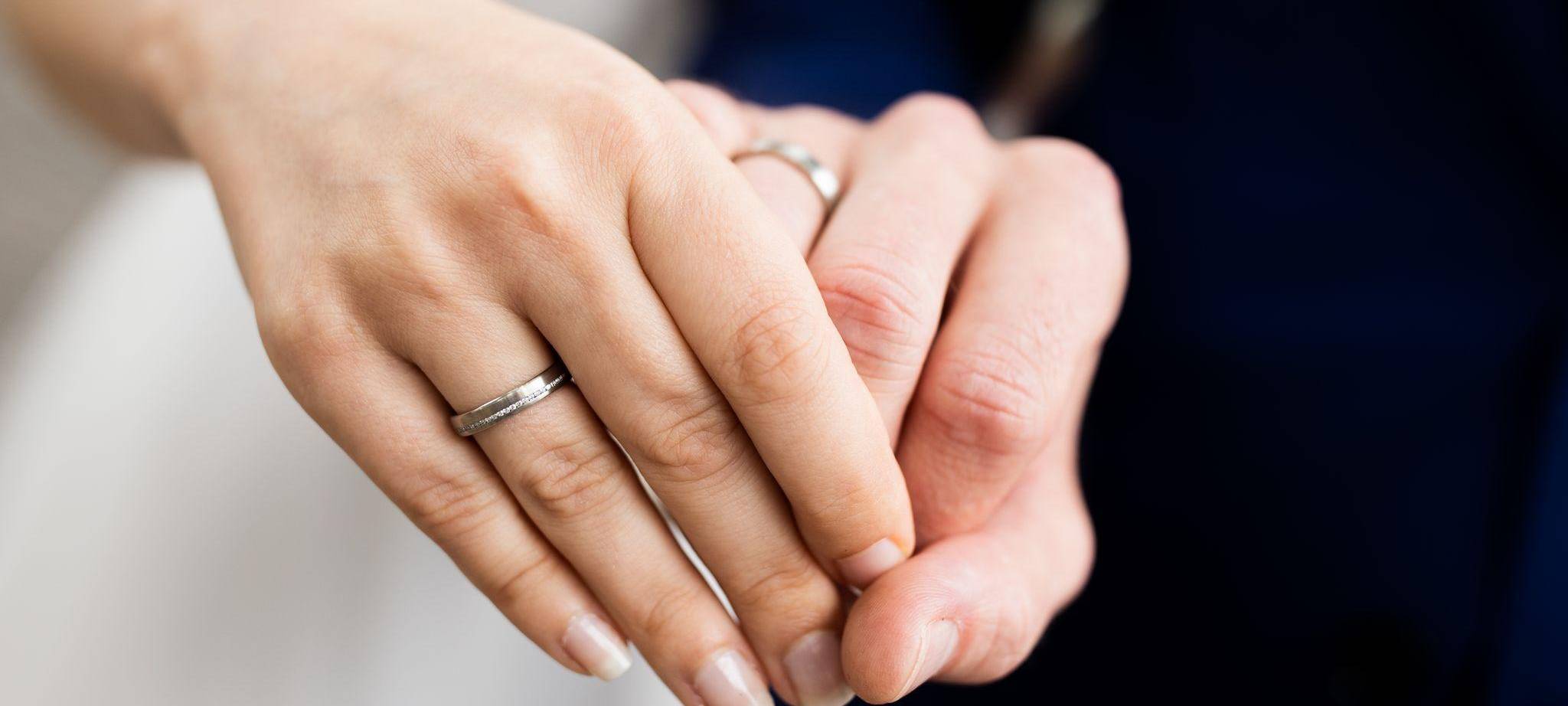 Ein Hochzeitspaar hält sich bei der Hand