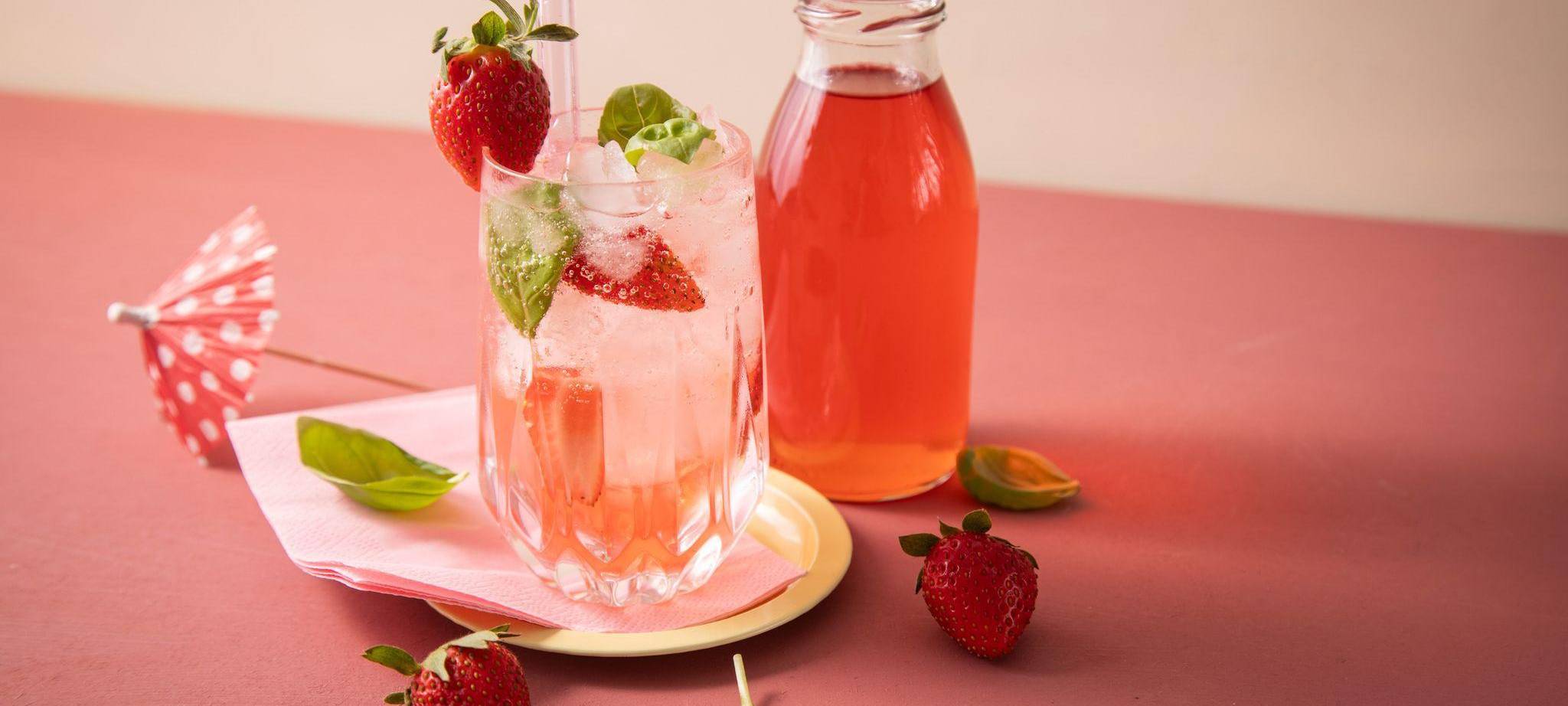 Erdbeer-Basilikum-Sirup mit Crushed Ice und Tonic Water