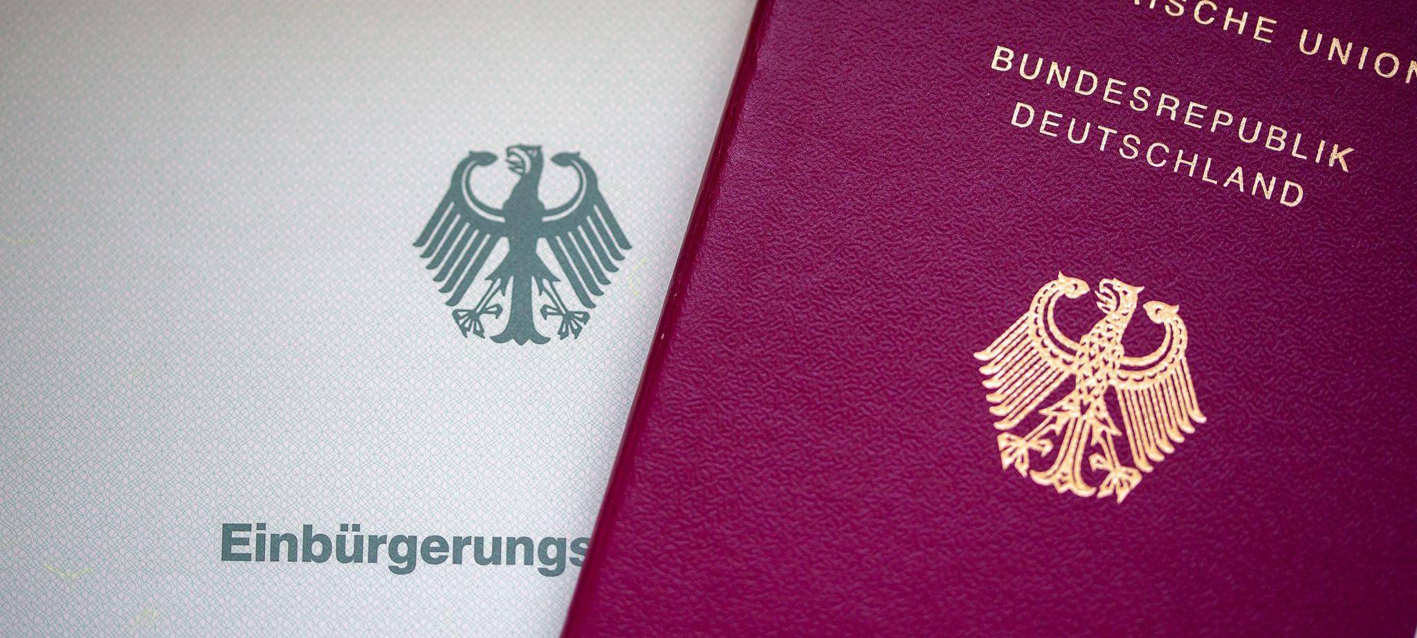 Einbürgerungsurkunde und Reisepass
