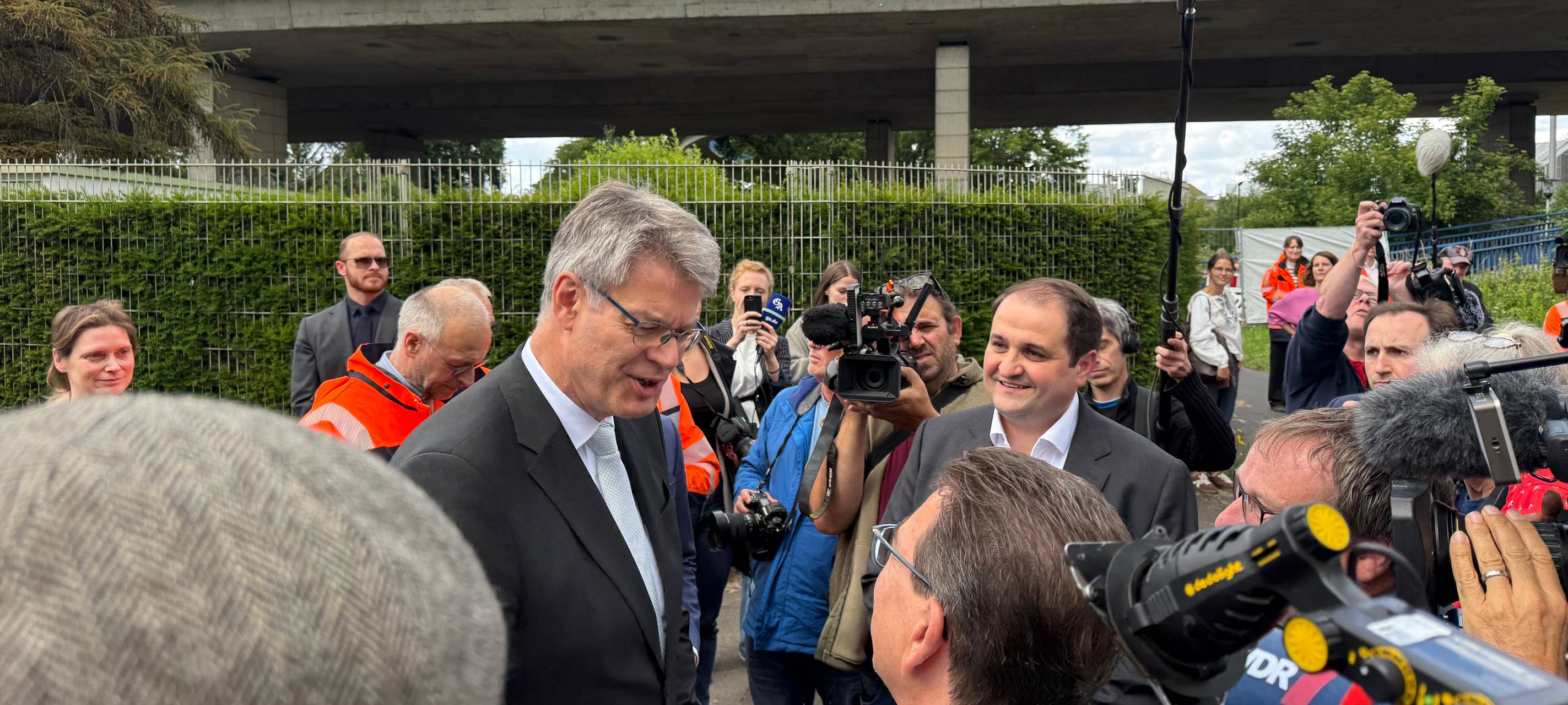 Patrick Schnieder an der Bonner Nordbrücke