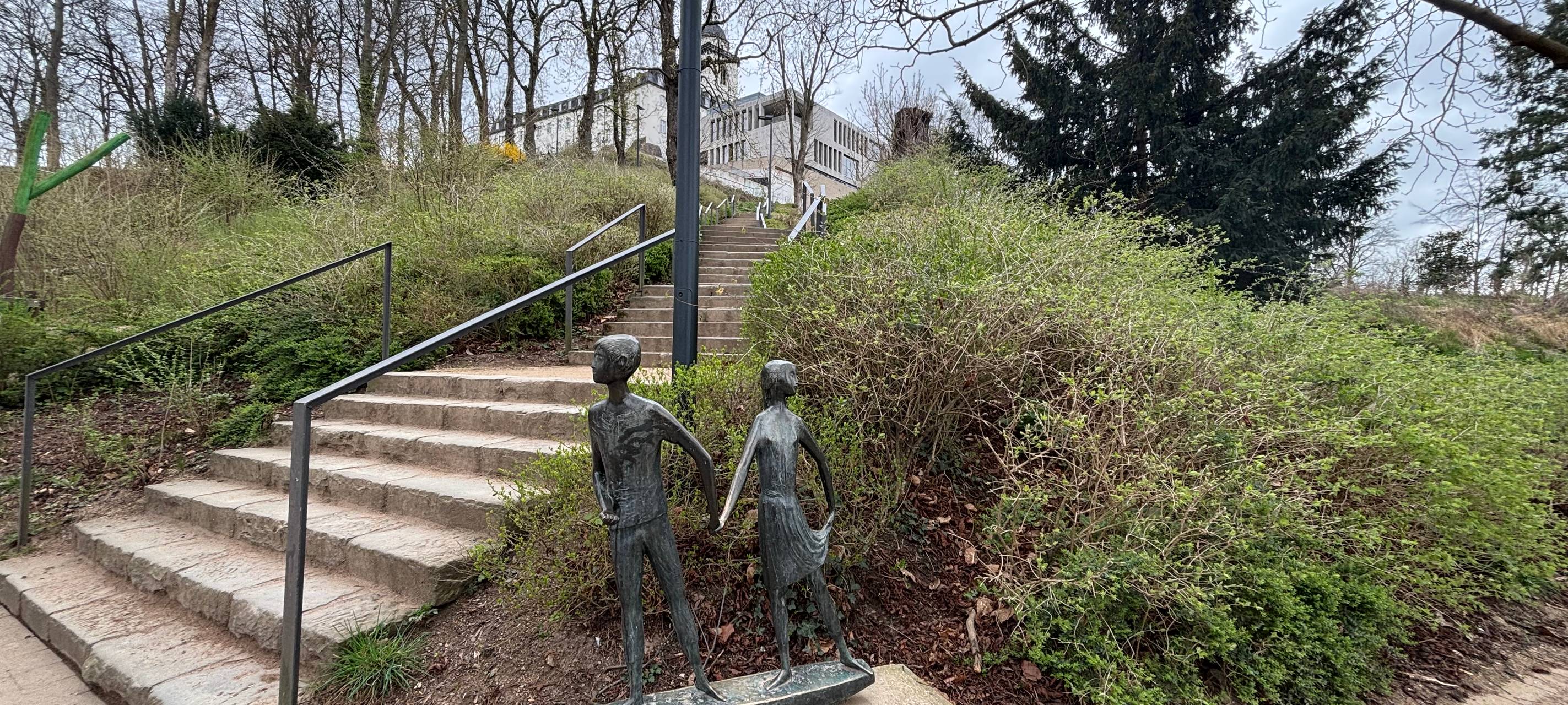 Unbekannte stehlen Siegburger Hänsel und Gretel-Skulptur