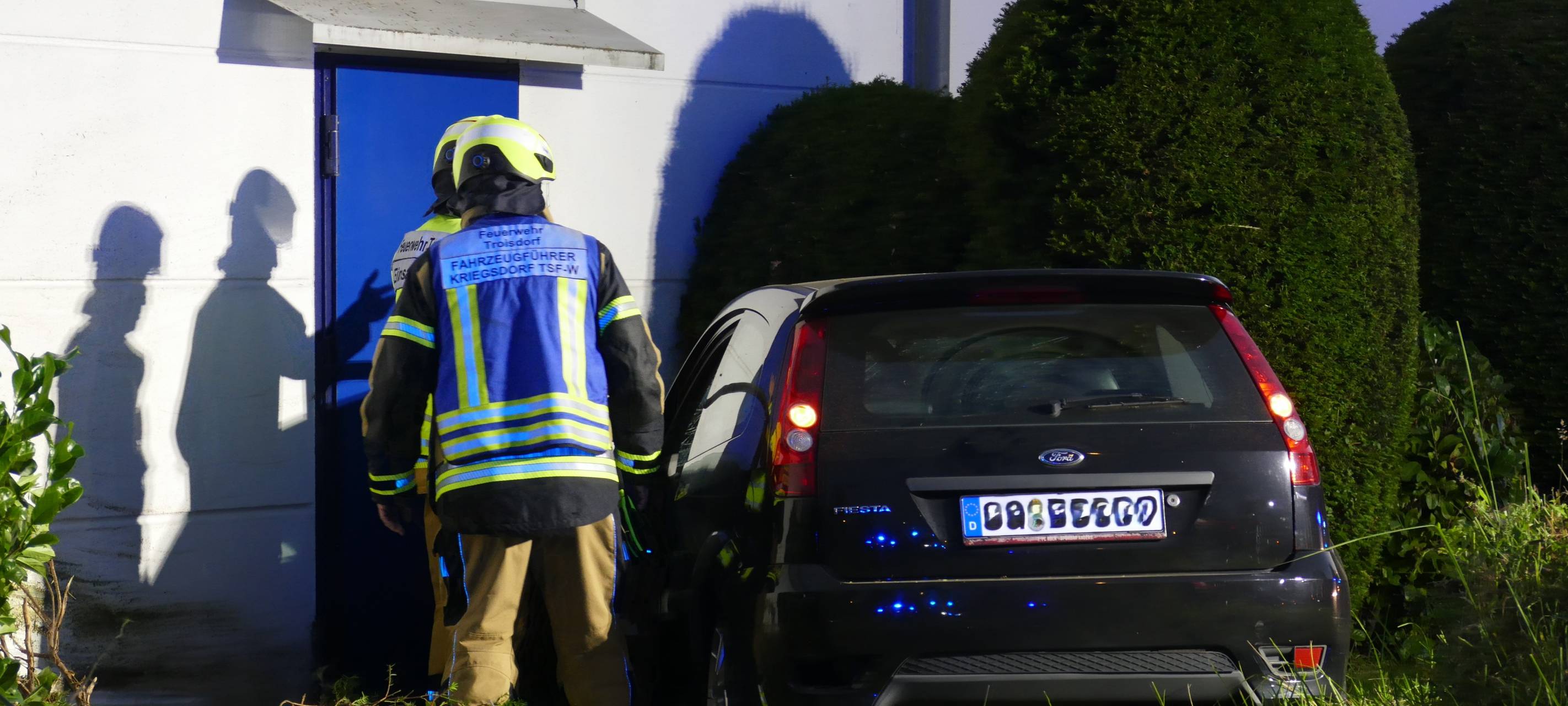Troisdorf-Spich: Kleinwagen fährt in Hausfassade